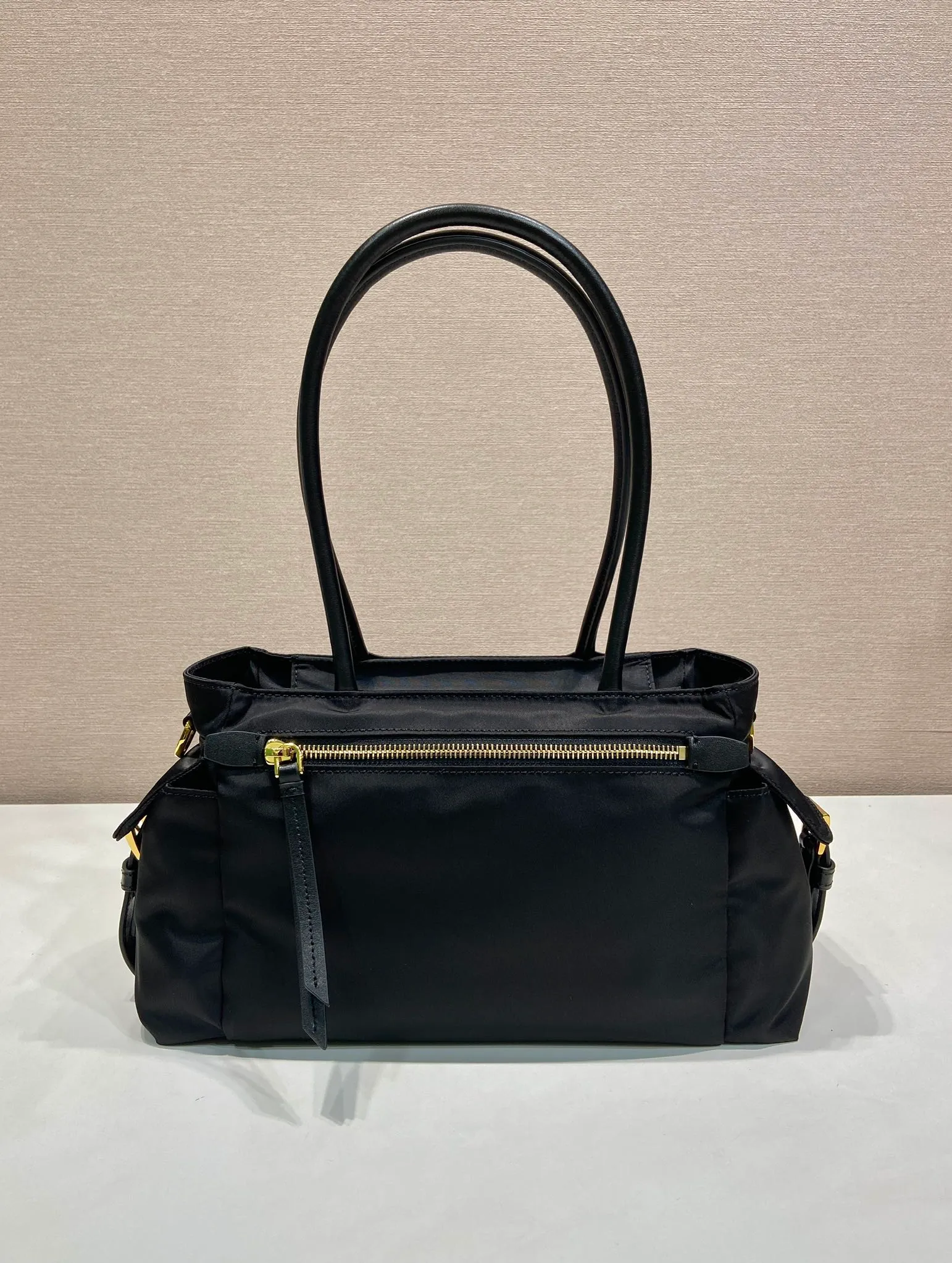💰1360🎉New handbag🎉1BG596🎉🎉 This handbag is made of imported nylon fabric and calfskin. Top quality hardware. The handbag is designed in calfskin, with a detachable long shoulder strap, which can be carried on the shoulder/handheld/crossbody/crossbody. It is equipped with multiple pockets. It is very functional and has a large capacity. It is perfect. It is also a hot item that will never go out of style. Get it now🎉🎉 Length 31x Height 17x Bottom 11cm🎉🎉🎉💰💰💰