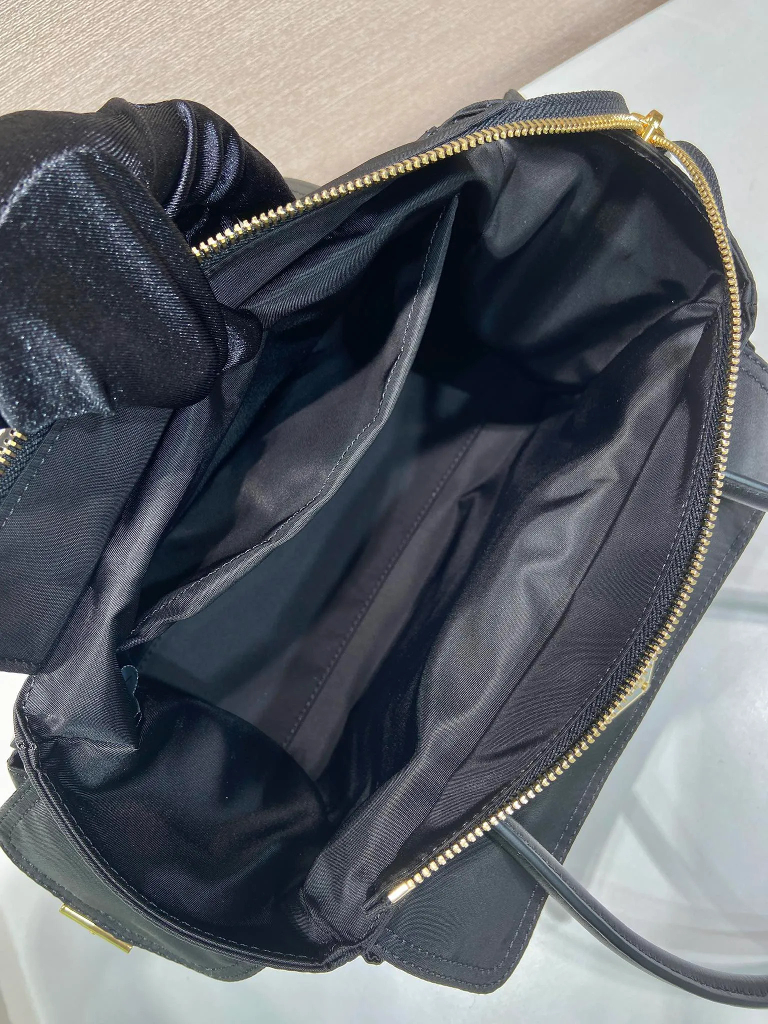 💰1360🎉New handbag🎉1BG596🎉🎉 This handbag is made of imported nylon fabric and calfskin. Top quality hardware. The handbag is designed in calfskin, with a detachable long shoulder strap, which can be carried on the shoulder/handheld/crossbody/crossbody. It is equipped with multiple pockets. It is very functional and has a large capacity. It is perfect. It is also a hot item that will never go out of style. Get it now🎉🎉 Length 31x Height 17x Bottom 11cm🎉🎉🎉💰💰💰