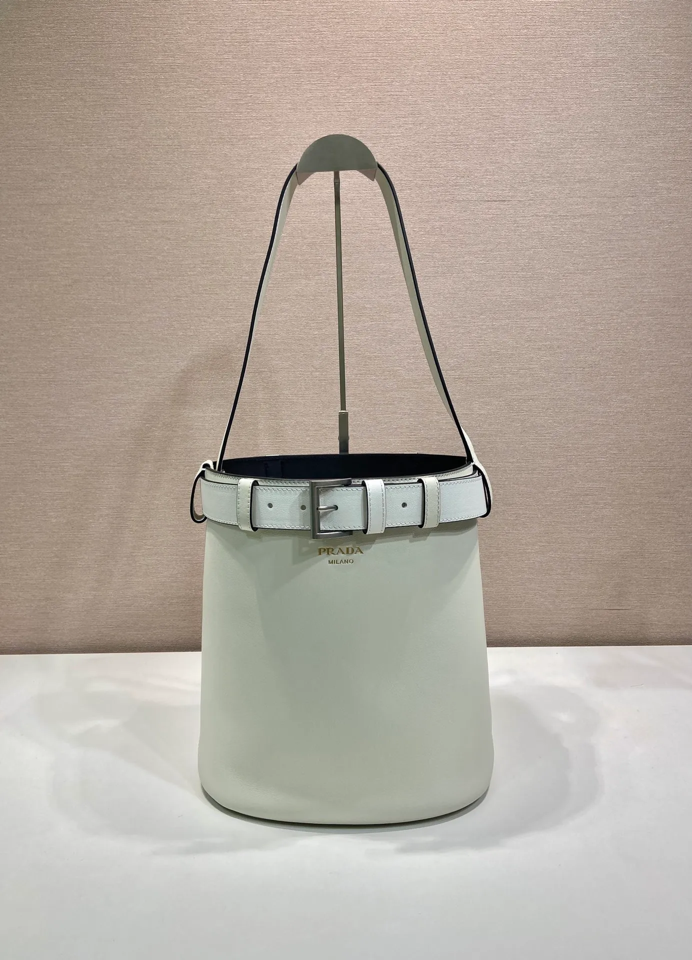 💰1560🎉New bucket bag🎉1BE085🎉🎉 This fashionable bucket bag is a new interpretation of the Buckle handbag in silhouette, using imported calfskin and imported sheepskin inside. Comes with a belt with a detachable classic buckle that can be paired with other outfits. Add the finishing touch to a modern, versatile design. Large space, practical and fashionable, babies, hurry up and get it🎉🎉 Length 26.5x Height 29x Bottom 18cm🎉🎉🎉💰💰💰