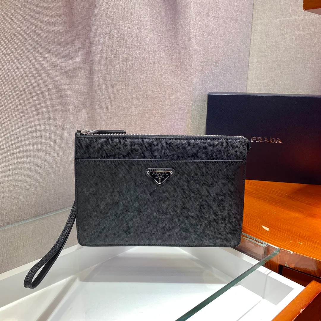 💰1120🎉New Handbag🎉2VF032👏👏This stylish men's handbag comes with a removable leather wrist strap. The triangular metal logo is embellished on it, releasing a unique brand atmosphere. It is made of imported Saffiano leather material, with metal accessories on the top, a zipper compartment, an internal pocket, six card slots, and two magnetic buckle external pockets. It is simple and elegant, and it is worth having for men. Hurry up and get it🙊🙊Length 25X height 17x bottom 4cm