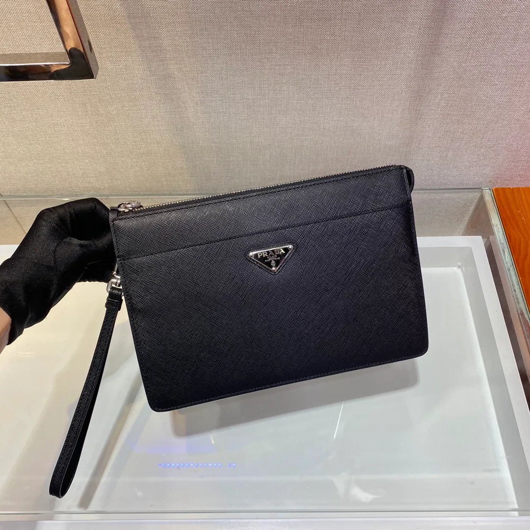 💰1120🎉New Handbag🎉2VF032👏👏This stylish men's handbag comes with a removable leather wrist strap. The triangular metal logo is embellished on it, releasing a unique brand atmosphere. It is made of imported Saffiano leather material, with metal accessories on the top, a zipper compartment, an internal pocket, six card slots, and two magnetic buckle external pockets. It is simple and elegant, and it is worth having for men. Hurry up and get it🙊🙊Length 25X height 17x bottom 4cm
