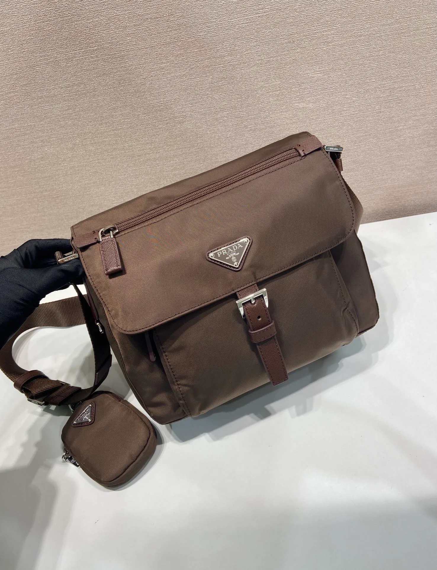 💰1120🎉Upgrade board🎉1BD994 environmentally friendly small bag🎉🎉 This one is made of imported nylon material and Saffiano leather piping, adjustable fabric shoulder straps, stainless steel accessories, and the upgraded version is designed with square buckle hardware on both sides of the shoulder straps. Equipped with a detachable environmentally friendly small bag, triangular enamel logo nameplate, zipper and buckle closure, two outer pockets, one of which is a flip zipper bag, two inner pockets, 165 OEM code, lightweight and practical👏🏻👏🏻Unisex style🙊🙊 Length 25 height 22 bottom 10cm🤙🤙🤙💰💰💰