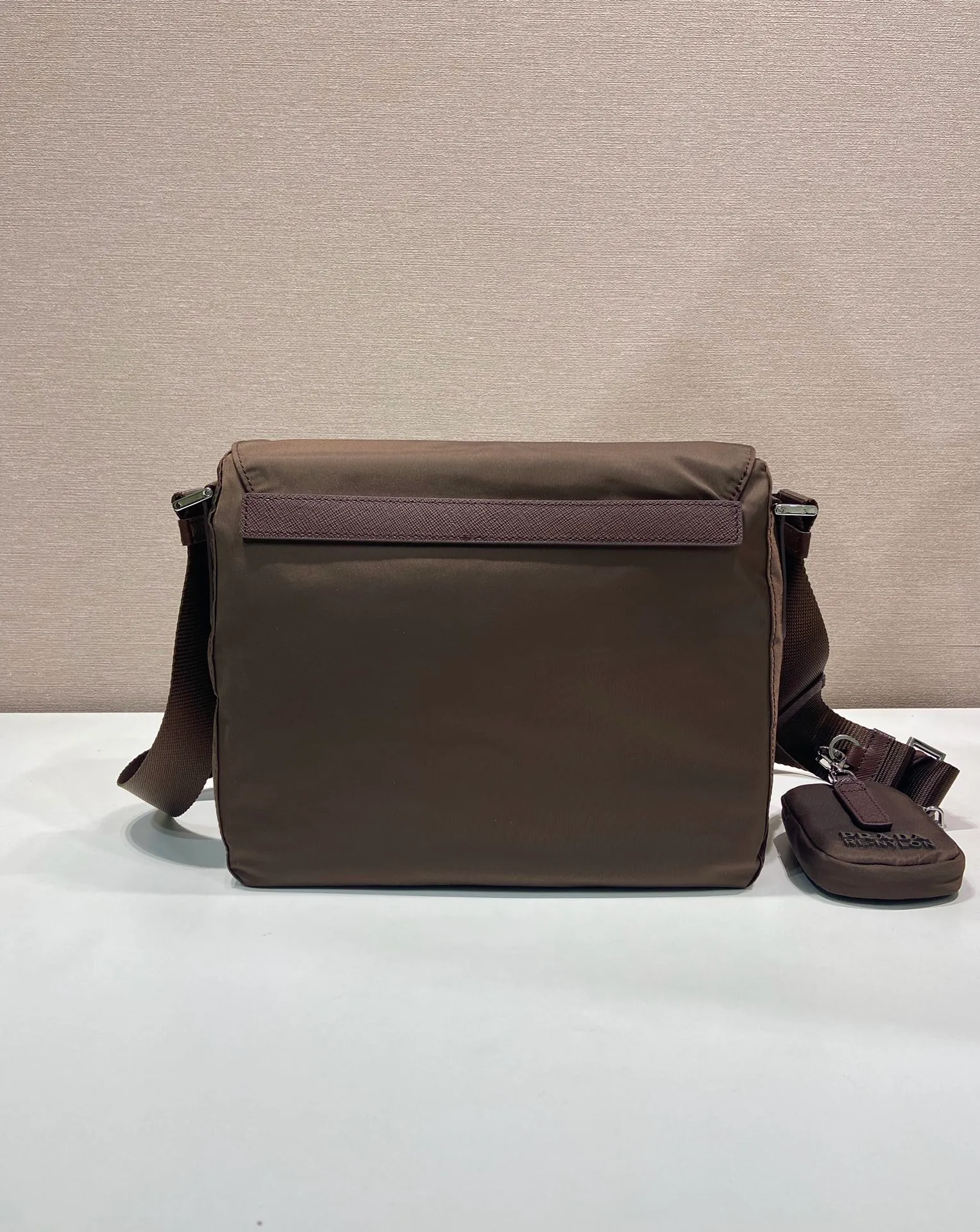 💰1120🎉Upgrade board🎉1BD994 environmentally friendly small bag🎉🎉 This one is made of imported nylon material and Saffiano leather piping, adjustable fabric shoulder straps, stainless steel accessories, and the upgraded version is designed with square buckle hardware on both sides of the shoulder straps. Equipped with a detachable environmentally friendly small bag, triangular enamel logo nameplate, zipper and buckle closure, two outer pockets, one of which is a flip zipper bag, two inner pockets, 165 OEM code, lightweight and practical👏🏻👏🏻Unisex style🙊🙊 Length 25 height 22 bottom 10cm🤙🤙🤙💰💰💰