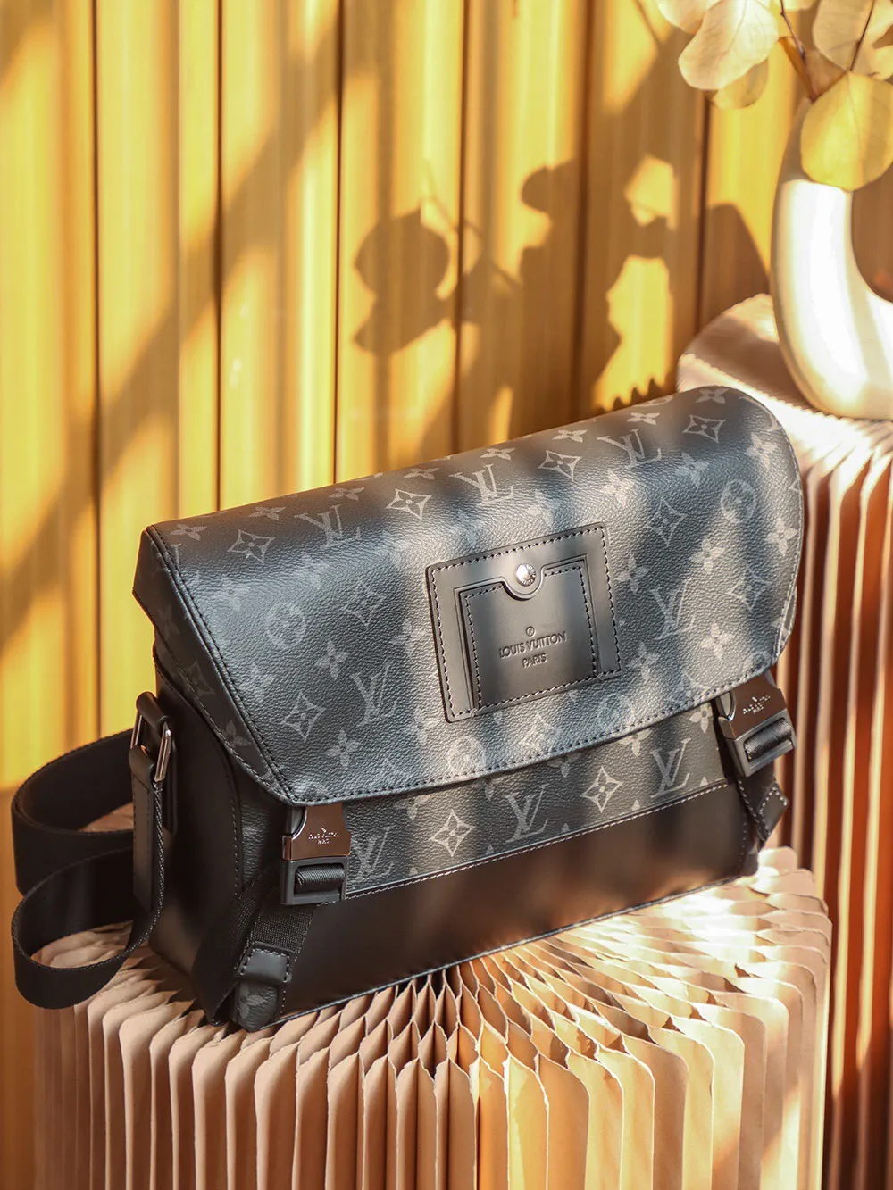 P¥900👉163C01 transcoding chip👈𝐕𝐎𝐘𝐀𝐆𝐄𝐑 Messenger bag #M40511 [Top-level inspection-free, all-steel hardware] ▪️Size: 33*22.5*11cm▪️ A must-have for men, very stylish on the back, Inspired by the classic college style, it not only has a good-looking and stylish appearance, but also has a large capacity. The upper body effect is super handsome, and the unique lock buckle has a sense of design. It is the ceiling of a commuter men's bag. The low-key appearance of the black flower highly highlights the masculine temperament. It is the most suitable messenger bag for fashionable men.