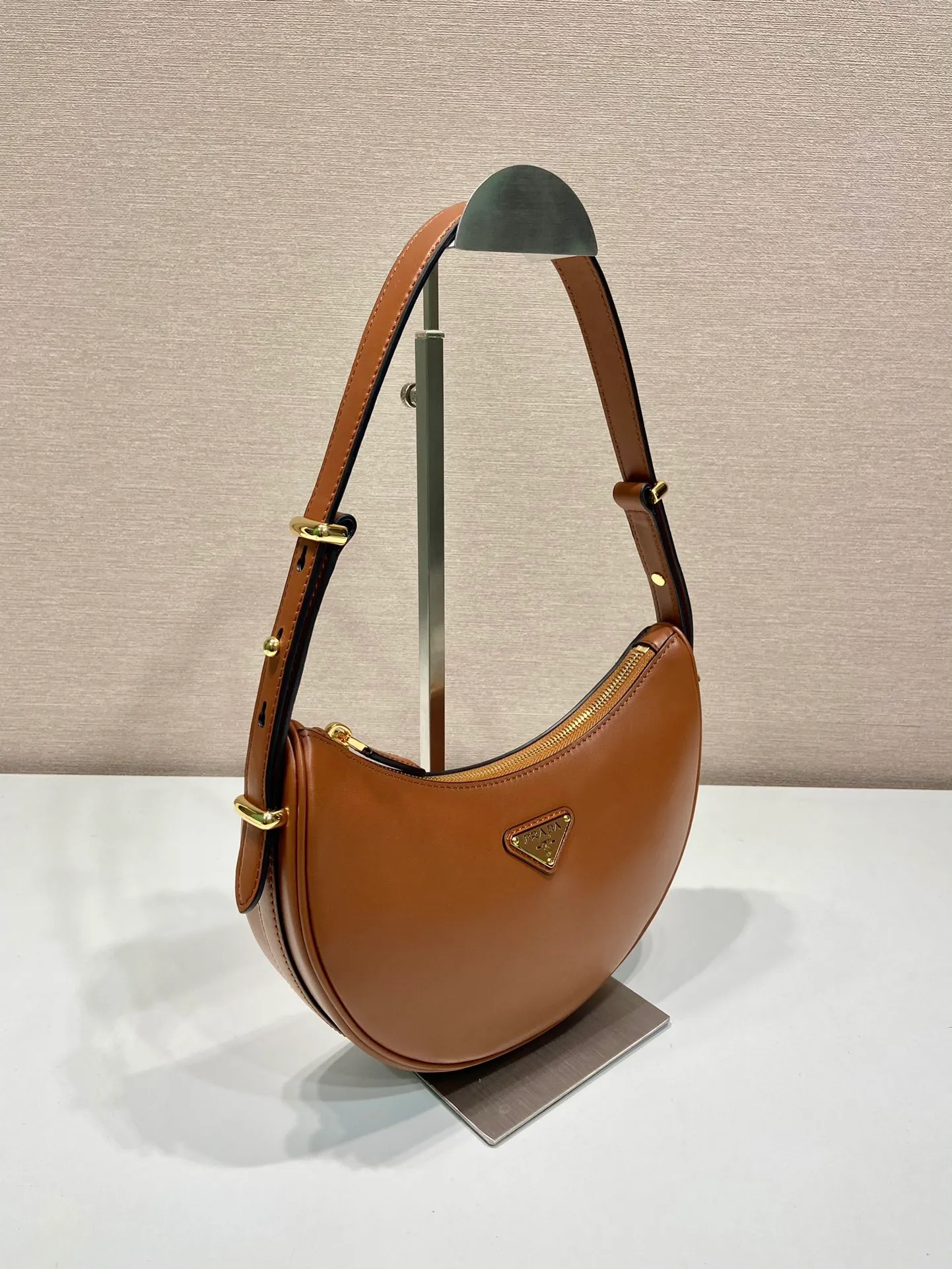 💰1700🎉Moon Handbag🎉1BC194 Double Shoulder Strap🎉🎉 This simple Moon handbag uses cowhide to bring out the modern and versatile charm. The curved body design is equipped with 2 long/short adjustable shoulder straps, making it easy to change the shape at will. It is equipped with imported lambskin inside, and the metal accessories add to the bright style. The upper body effect is very cool/fashionable. It is another popular style that will never go out of style🎉Babies, hurry up and get it🎉 Length 22.5x Height 18.5x Bottom 6.5cm
