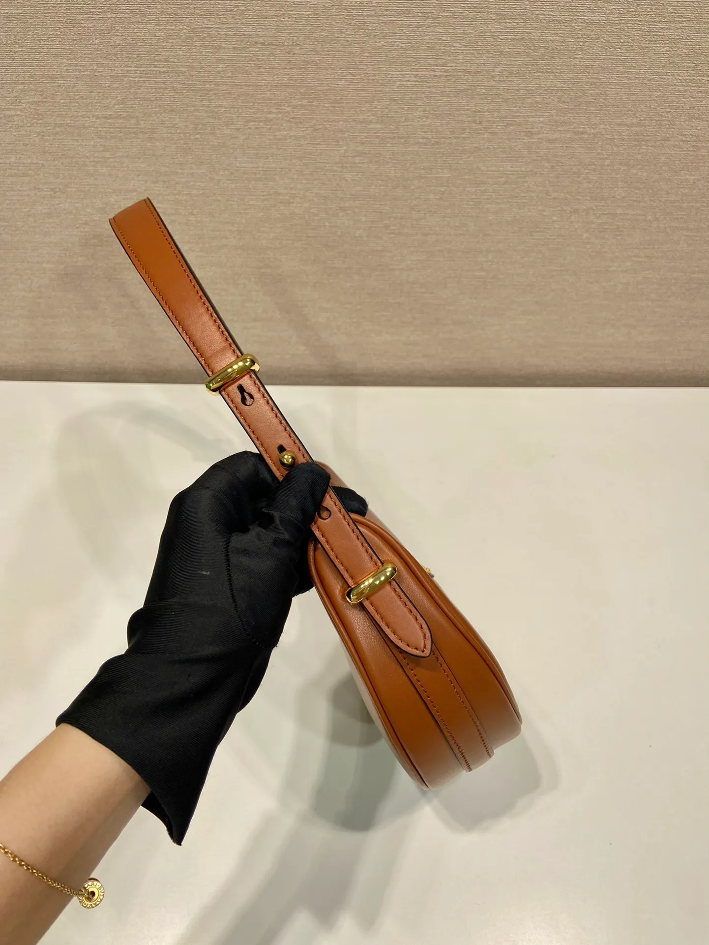 💰1700🎉Moon Handbag🎉1BC194 Double Shoulder Strap🎉🎉 This simple Moon handbag uses cowhide to bring out the modern and versatile charm. The curved body design is equipped with 2 long/short adjustable shoulder straps, making it easy to change the shape at will. It is equipped with imported lambskin inside, and the metal accessories add to the bright style. The upper body effect is very cool/fashionable. It is another popular style that will never go out of style🎉Babies, hurry up and get it🎉 Length 22.5x Height 18.5x Bottom 6.5cm