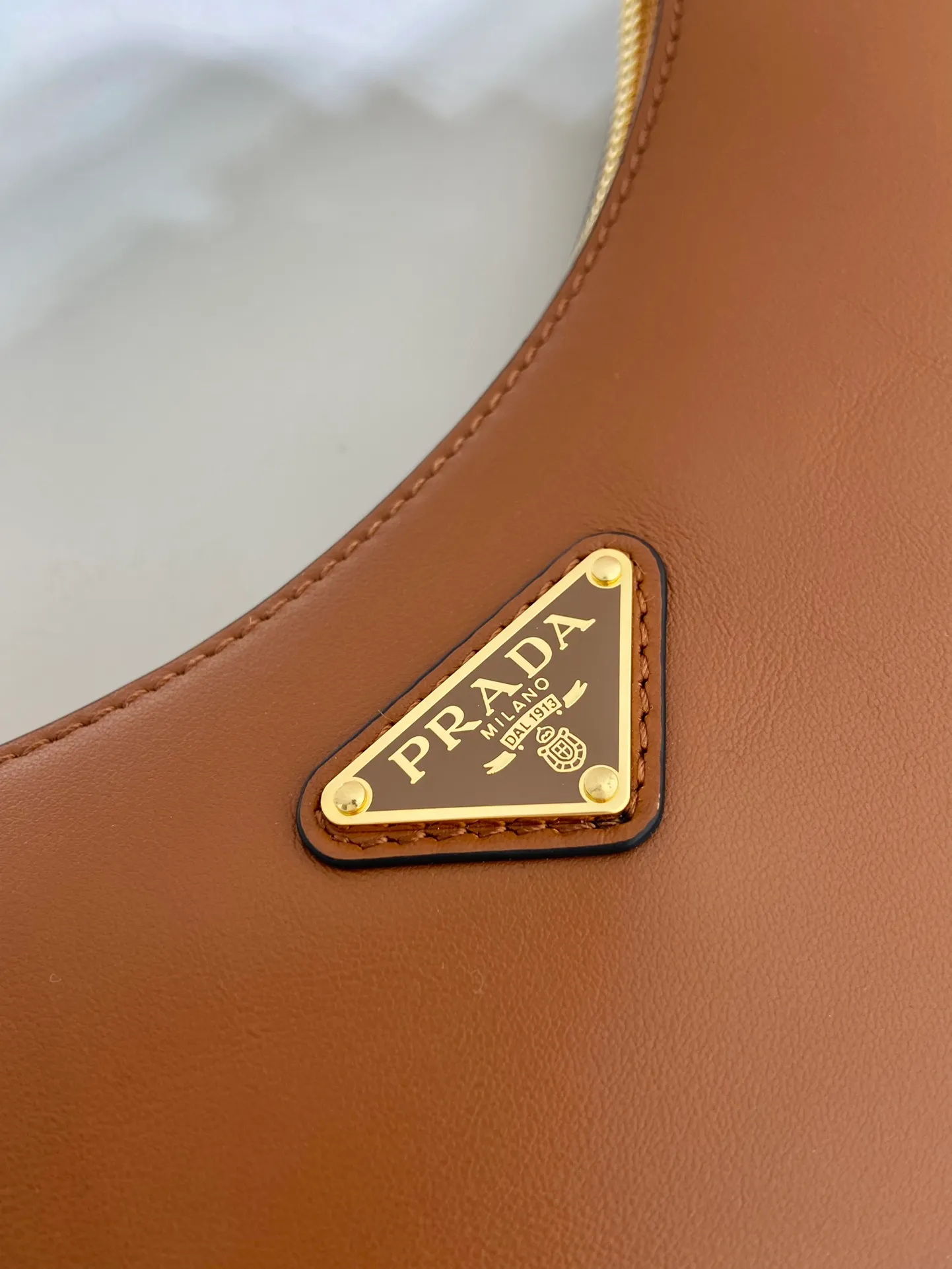 💰1700🎉Moon Handbag🎉1BC194 Double Shoulder Strap🎉🎉 This simple Moon handbag uses cowhide to bring out the modern and versatile charm. The curved body design is equipped with 2 long/short adjustable shoulder straps, making it easy to change the shape at will. It is equipped with imported lambskin inside, and the metal accessories add to the bright style. The upper body effect is very cool/fashionable. It is another popular style that will never go out of style🎉Babies, hurry up and get it🎉 Length 22.5x Height 18.5x Bottom 6.5cm