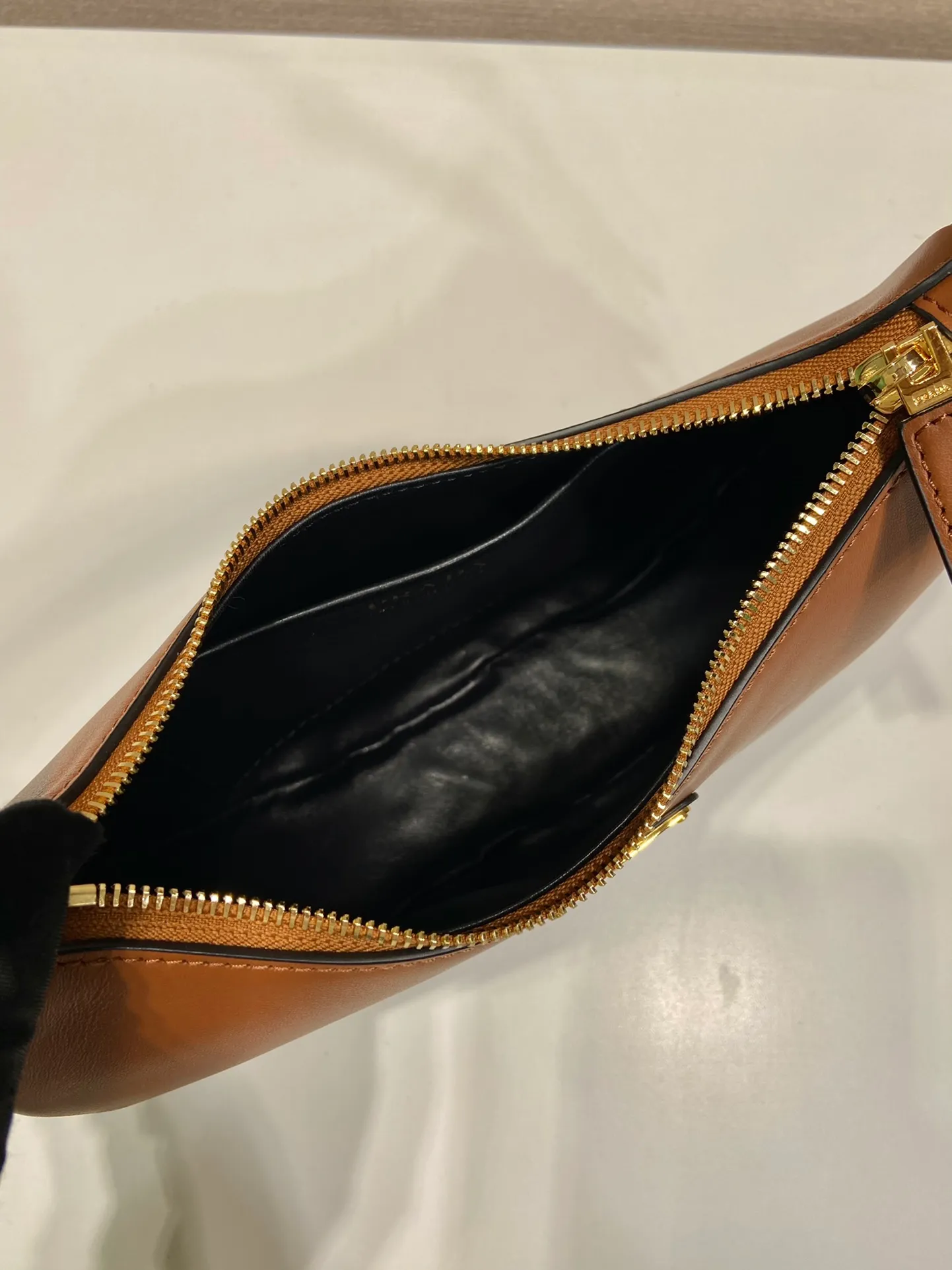 💰1700🎉Moon Handbag🎉1BC194 Double Shoulder Strap🎉🎉 This simple Moon handbag uses cowhide to bring out the modern and versatile charm. The curved body design is equipped with 2 long/short adjustable shoulder straps, making it easy to change the shape at will. It is equipped with imported lambskin inside, and the metal accessories add to the bright style. The upper body effect is very cool/fashionable. It is another popular style that will never go out of style🎉Babies, hurry up and get it🎉 Length 22.5x Height 18.5x Bottom 6.5cm