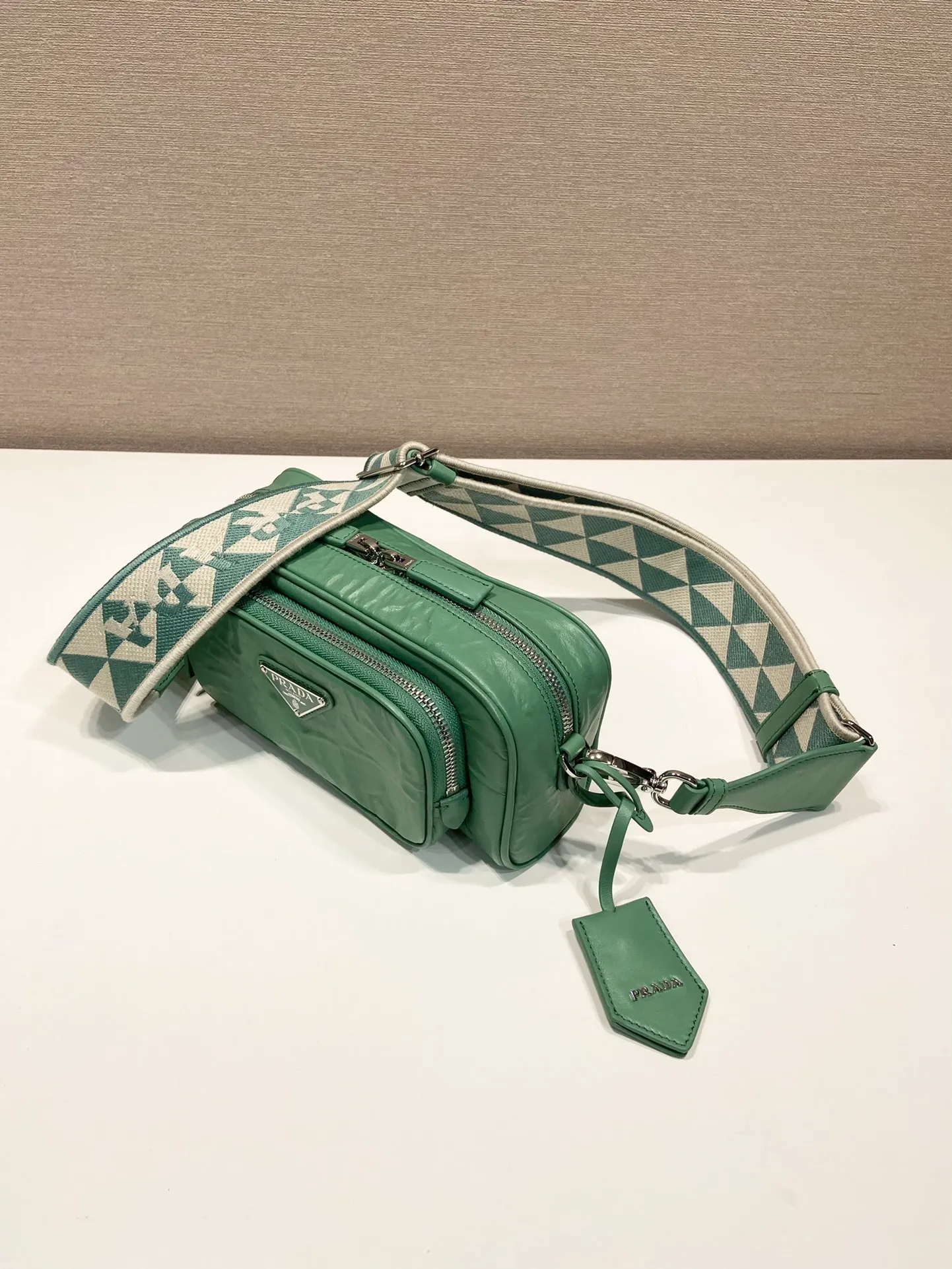 💰1640🎉New Boston🎉1BH198 catwalk style🎉🎉 This casual and classic handbag is made of soft sheepskin inside and out. The hand-made pleat effect is particularly fashionable. It is equipped with a detachable printed embroidered webbing. The body is equipped with a front pocket design and large capacity. It was also unveiled in the 2023 spring and summer series fashion show. The upper body effect must be eye-catching. Babies, hurry up and get it🎉🎉 Length 22x Height 10.5x Bottom 7cm🎉🎉