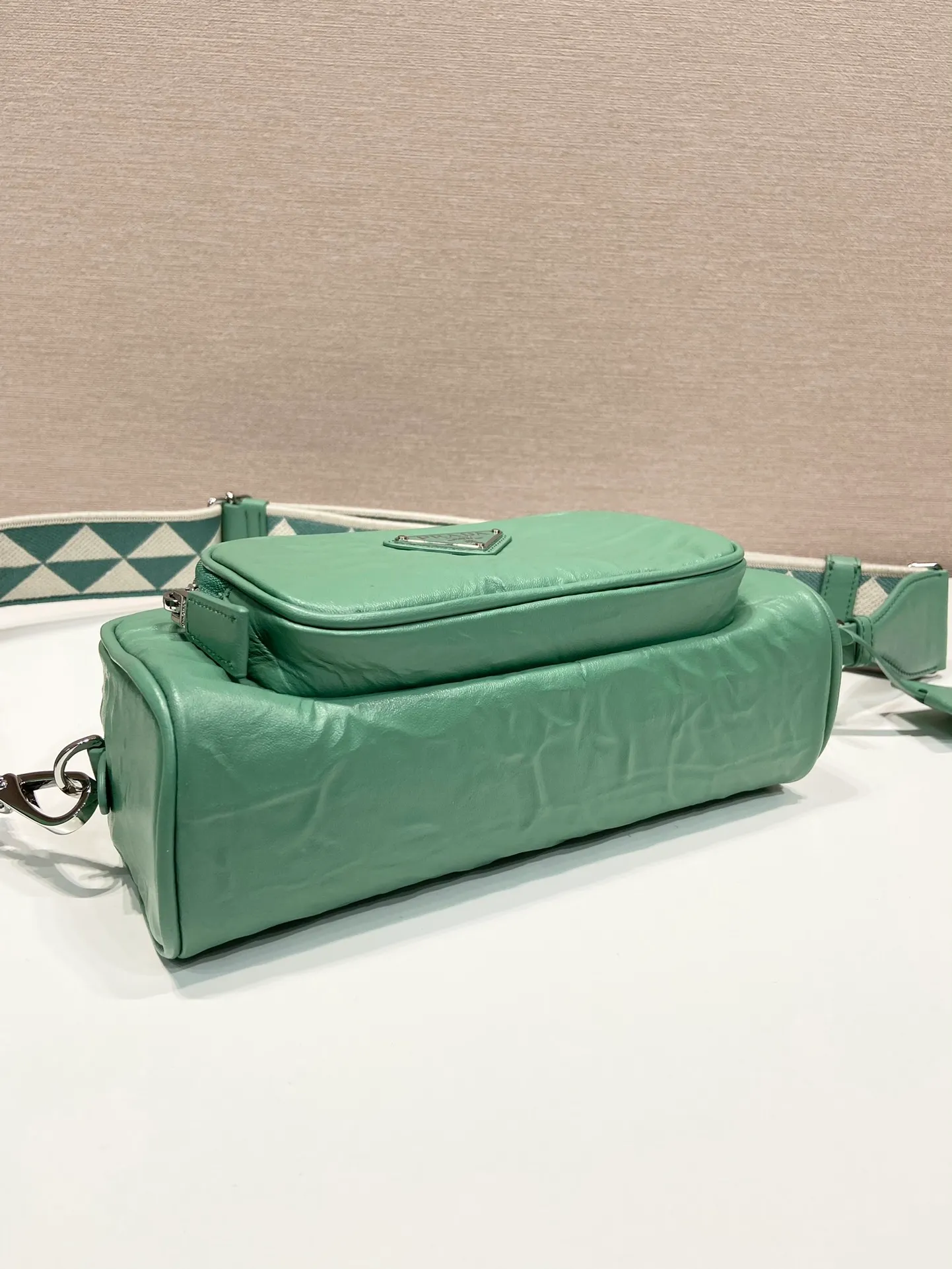 💰1640🎉New Boston🎉1BH198 catwalk style🎉🎉 This casual and classic handbag is made of soft sheepskin inside and out. The hand-made pleat effect is particularly fashionable. It is equipped with a detachable printed embroidered webbing. The body is equipped with a front pocket design and large capacity. It was also unveiled in the 2023 spring and summer series fashion show. The upper body effect must be eye-catching. Babies, hurry up and get it🎉🎉 Length 22x Height 10.5x Bottom 7cm🎉🎉