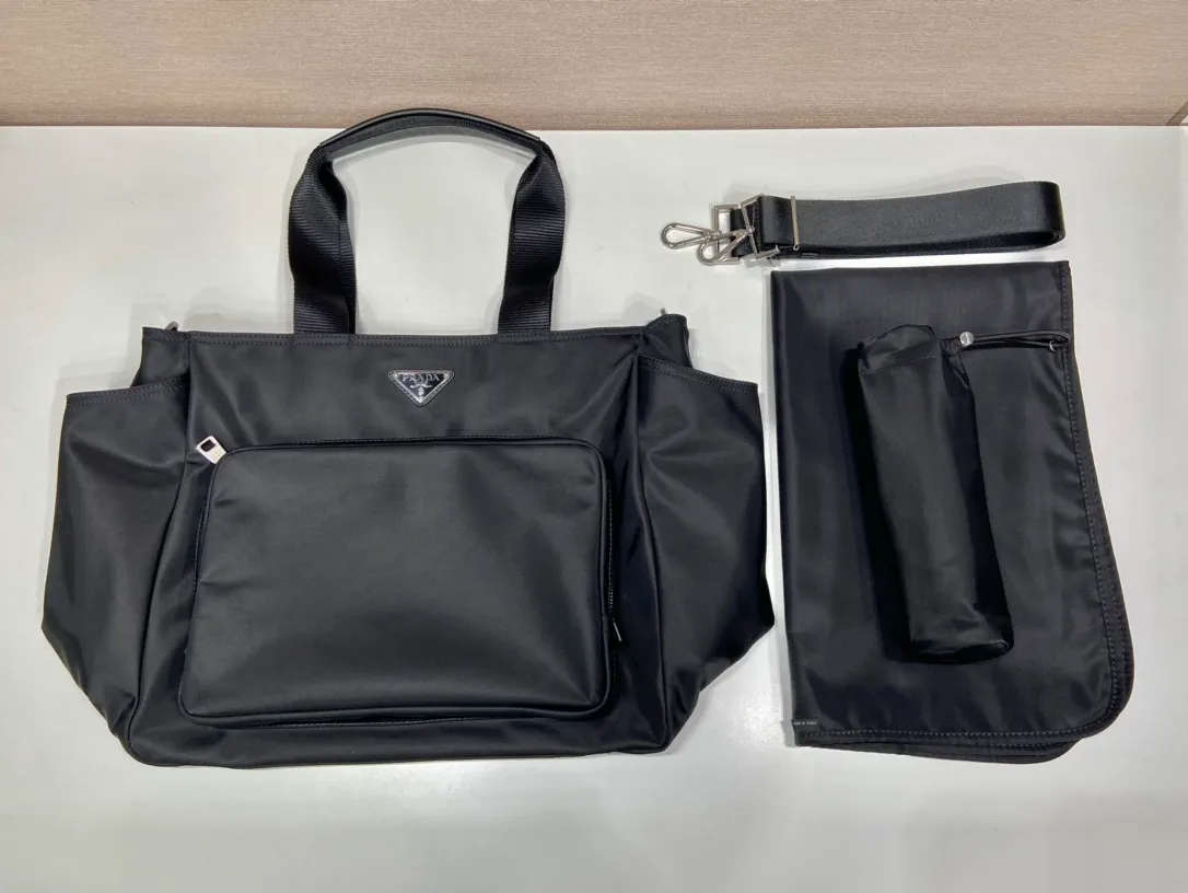 💰1320🎉Classic mommy bag🎉1BG102🎉🎉 This mommy bag is made of imported nylon fabric, the design is very practical😘It can also be used as a shopping bag/mommy bag. Kill two birds with one stone and feel fully equipped when going out🎉🎉. It comes with a seat cushion and cup holder. The functionality is fantastic. Get it now. Another popular style that will never go out of style🎉🎉 Length 35x Height 30x Bottom 17cm