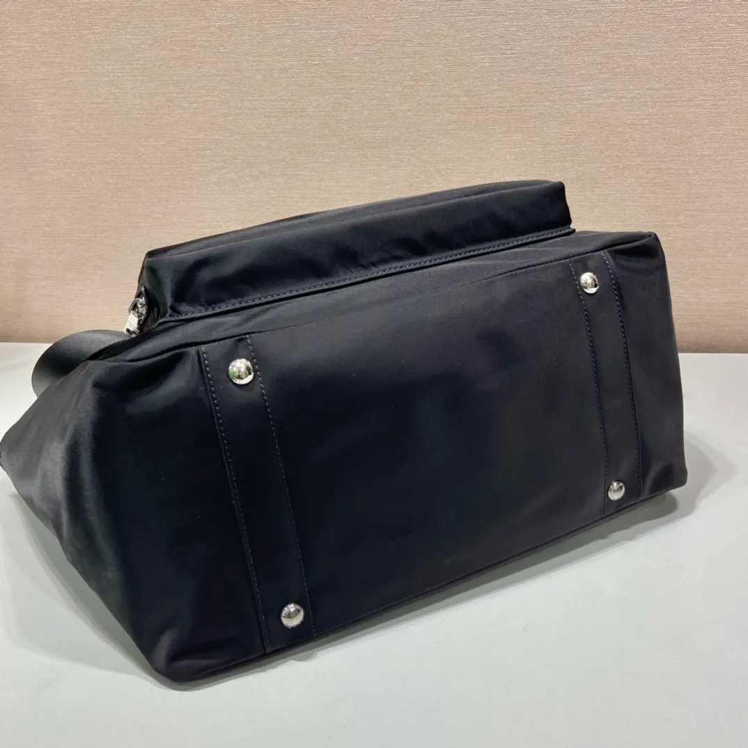 💰1320🎉Classic mommy bag🎉1BG102🎉🎉 This mommy bag is made of imported nylon fabric, the design is very practical😘It can also be used as a shopping bag/mommy bag. Kill two birds with one stone and feel fully equipped when going out🎉🎉. It comes with a seat cushion and cup holder. The functionality is fantastic. Get it now. Another popular style that will never go out of style🎉🎉 Length 35x Height 30x Bottom 17cm