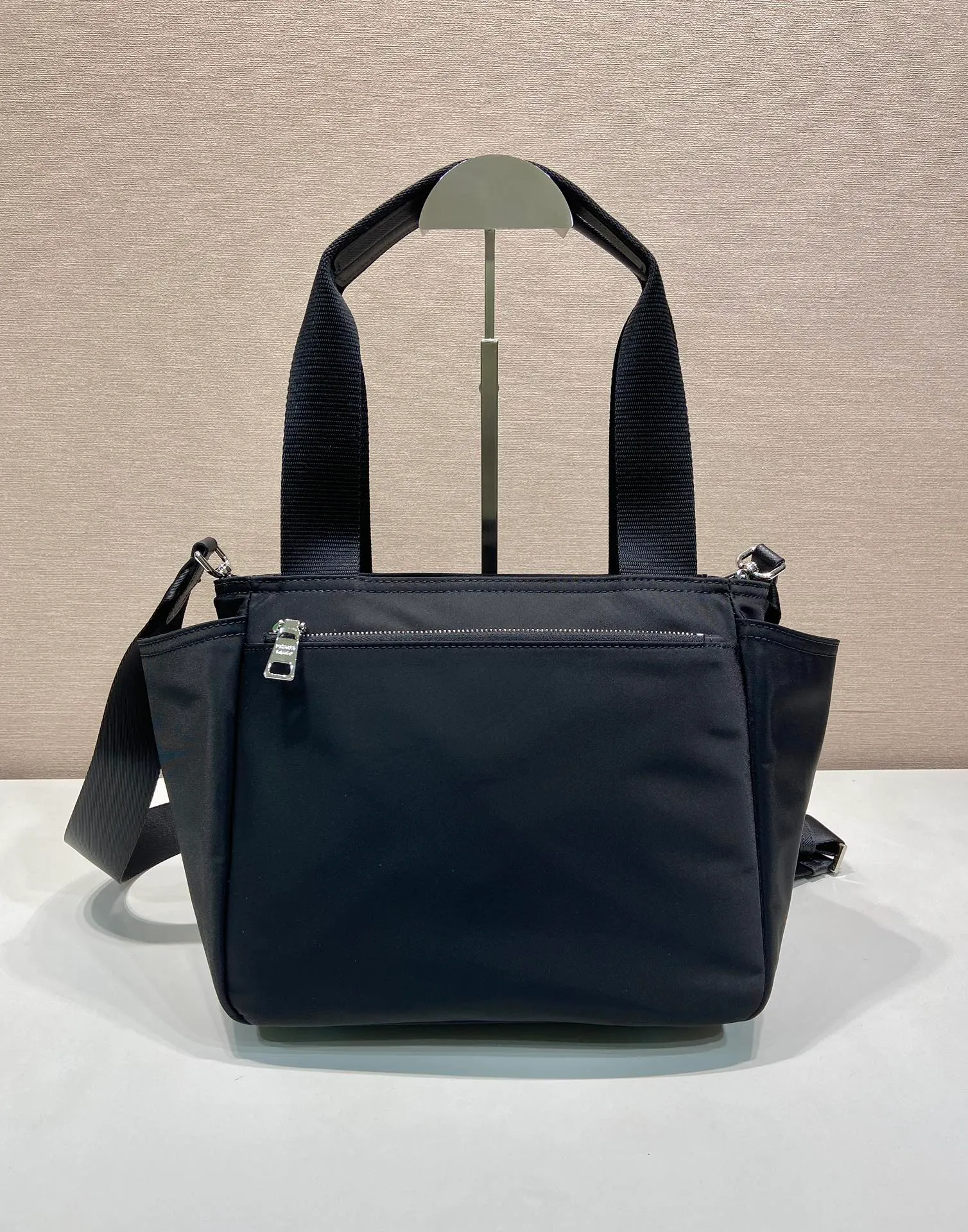 💰1120🎉New Mommy Bag🎉1BG582 Small🎉🎉 This Re-Nylon tote bag is designed to be lightweight and versatile. This sleek accessory features multiple interior and exterior pockets and is embellished with the signature enameled metal triangle logo. Woven strap handle, adjustable woven logo strap, front zipper pocket, 2 open side pockets, back zipper pocket, large capacity, another popular style that will never go out of style🎉🎉Babies, hurry up and get it🎉🎉 Length 26x Height 22x Bottom 13cm🎉🎉🎉💰💰💰