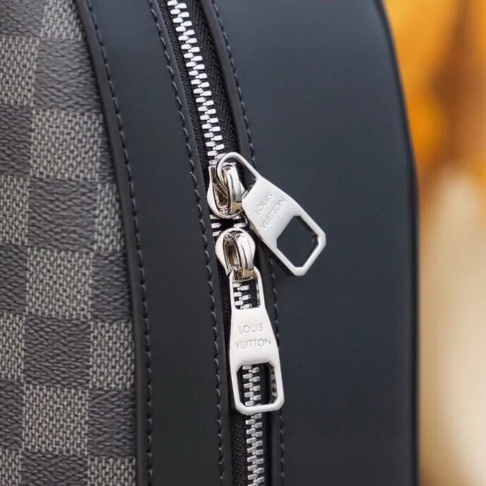 P¥960👉nfc dynamic chip version👈【Top original leather, pure steel hardware】𝐉𝐎𝐒𝐇 Backpack N41473 French original leather🇫🇷Size: 32*40*13 𝕁𝕠𝕤𝕙Backpack, classic backpack shape, checkerboard pattern and black leather color scheme is slightly unique, you will like it at first sight! Low-key yet elegant, it can give you a different feeling whether at work, traveling, or in daily life! It has a large capacity and multiple layers inside. The whole bag gives people a simple feeling. It is easy to control regardless of your height.