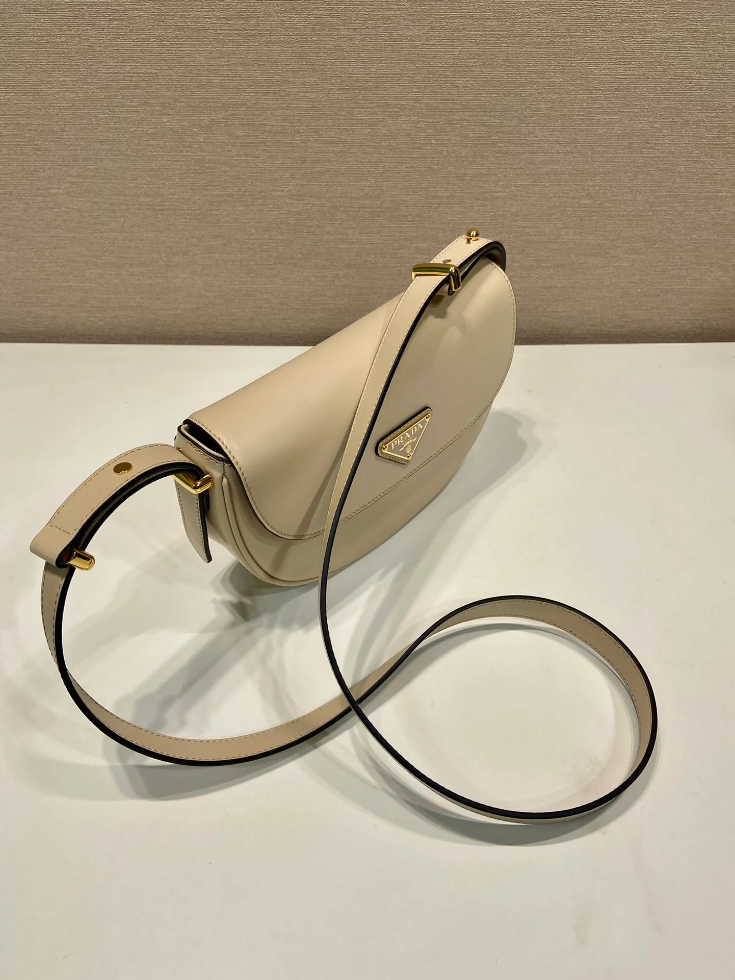 💰1600🎉New product🎉1BD365 double shoulder strap👏👏 This model is made of imported calfskin, with imported sheepskin inside. It has a clamshell design and is equipped with 2 detachable and adjustable shoulder straps. It can be carried on the shoulder or across the body, and is interchangeable in different occasions. It’s so perfect👏👏It has a large capacity, is fashionable and simple, babies. Hurry up and get it👏👏 Length 20x height 16x base 6cm🎉🎉🎉🎊🎊🎊