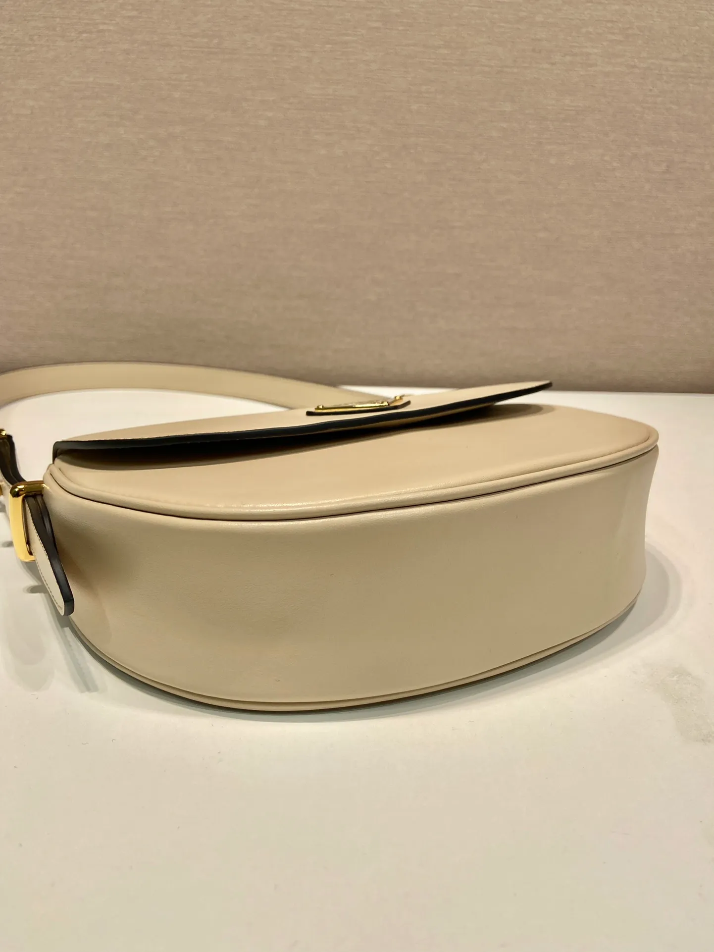 💰1600🎉New product🎉1BD365 double shoulder strap👏👏 This model is made of imported calfskin, with imported sheepskin inside. It has a clamshell design and is equipped with 2 detachable and adjustable shoulder straps. It can be carried on the shoulder or across the body, and is interchangeable in different occasions. It’s so perfect👏👏It has a large capacity, is fashionable and simple, babies. Hurry up and get it👏👏 Length 20x height 16x base 6cm🎉🎉🎉🎊🎊🎊