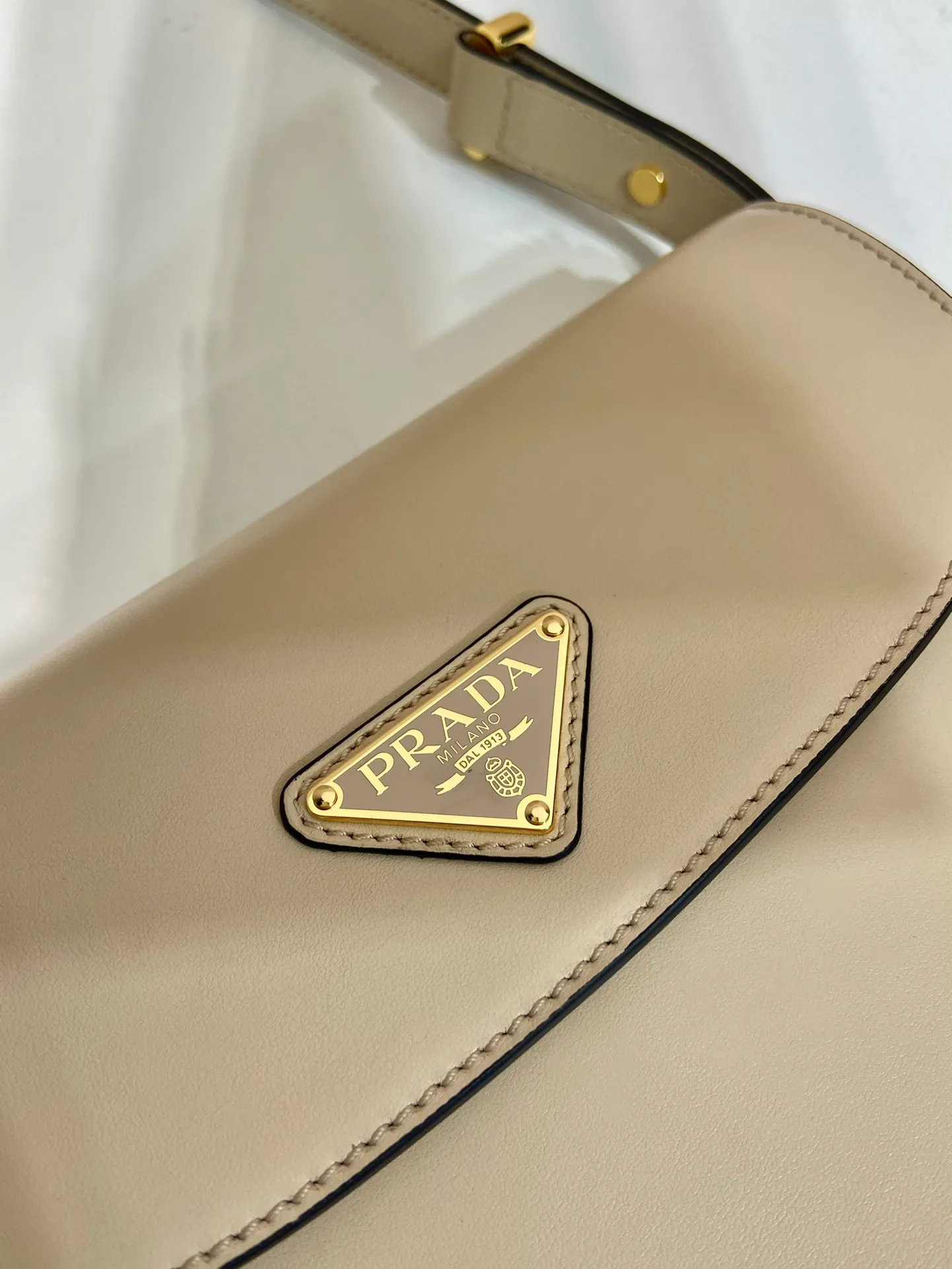 💰1600🎉New product🎉1BD365 double shoulder strap👏👏 This model is made of imported calfskin, with imported sheepskin inside. It has a clamshell design and is equipped with 2 detachable and adjustable shoulder straps. It can be carried on the shoulder or across the body, and is interchangeable in different occasions. It’s so perfect👏👏It has a large capacity, is fashionable and simple, babies. Hurry up and get it👏👏 Length 20x height 16x base 6cm🎉🎉🎉🎊🎊🎊