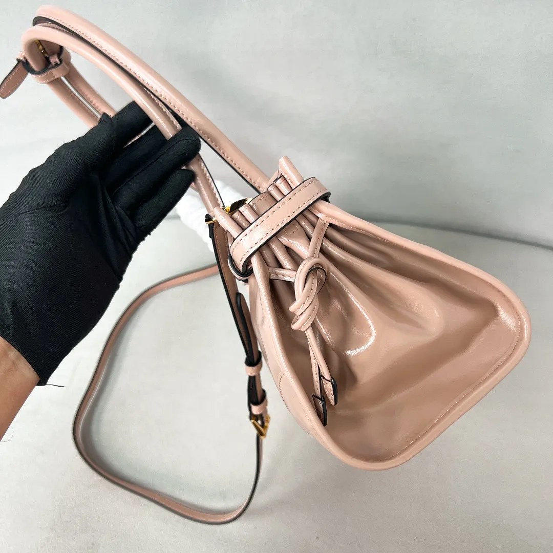 💰1840✨New model debut✨Oil-waxed leather LuxSoft handbag large size 1BA426 Popular LuxSoftBag Retro oil-waxed leather with gold hardware Iconic triangle logo Comes with a long shoulder strap Can be carried on one shoulder or crossbody The fashionable feel is straight forward Size 32*15.5*12 rouge powder