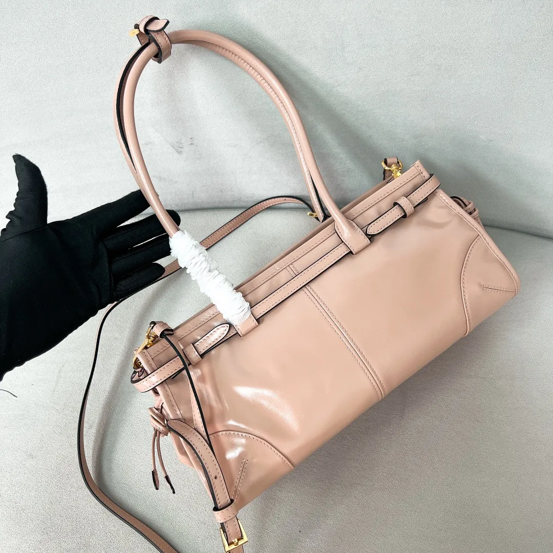 💰1840✨New model debut✨Oil-waxed leather LuxSoft handbag large size 1BA426 Popular LuxSoftBag Retro oil-waxed leather with gold hardware Iconic triangle logo Comes with a long shoulder strap Can be carried on one shoulder or crossbody The fashionable feel is straight forward Size 32*15.5*12 rouge powder
