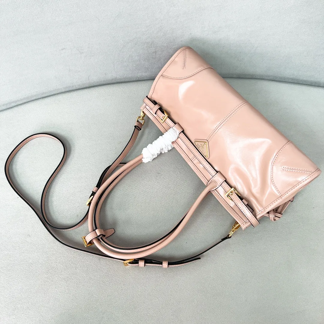 💰1840✨New model debut✨Oil-waxed leather LuxSoft handbag large size 1BA426 Popular LuxSoftBag Retro oil-waxed leather with gold hardware Iconic triangle logo Comes with a long shoulder strap Can be carried on one shoulder or crossbody The fashionable feel is straight forward Size 32*15.5*12 rouge powder