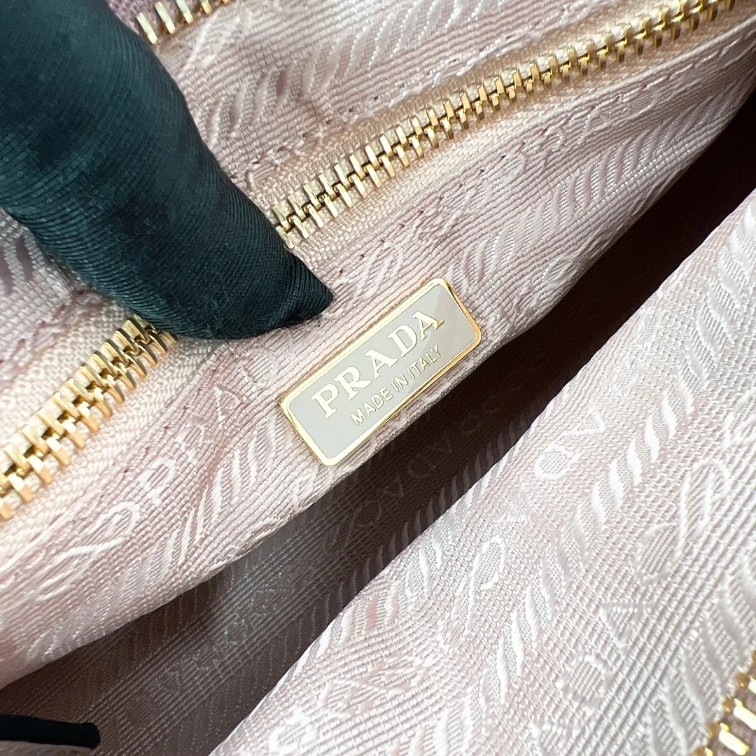 💰1840✨New model debut✨Oil-waxed leather LuxSoft handbag large size 1BA426 Popular LuxSoftBag Retro oil-waxed leather with gold hardware Iconic triangle logo Comes with a long shoulder strap Can be carried on one shoulder or crossbody The fashionable feel is straight forward Size 32*15.5*12 rouge powder