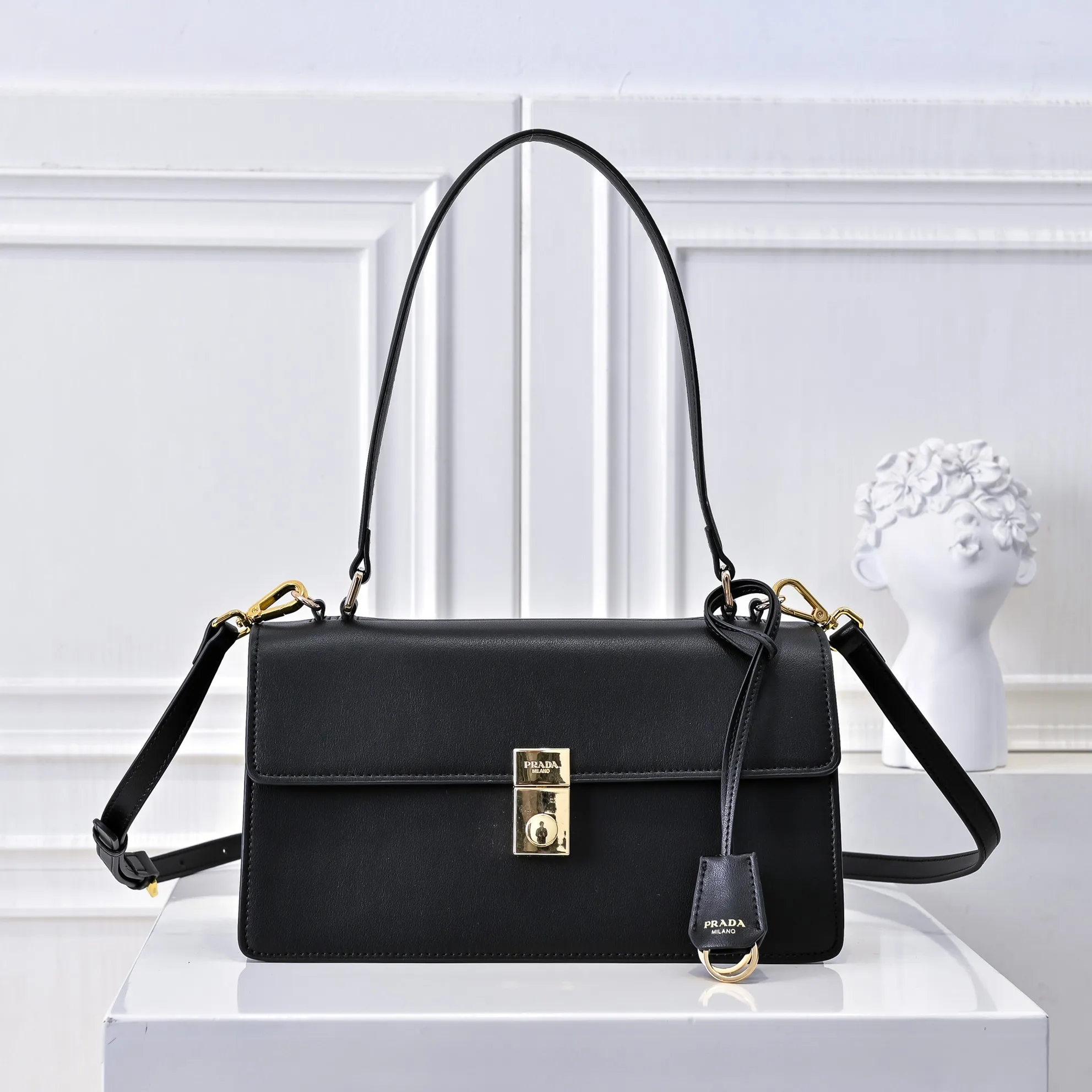 💰480￥✨New product launch✨2025 PRADA new series of Soft Sound handbags in early spring imported plain cowhide. Carefully crafted from imported cowhide. Accordion-style double compartment design with new logo and logo lock snap closure. Interpretation of unique and interesting style. The overall style of the bag is punk, cool and practical. Fashion and retro style are combined. The inner compartment capacity is also great. A new fashion trend-setter that combines retro fashion and practicality😘 Size: 28-16-10cm Material: Plain cowhide Style number: 7042