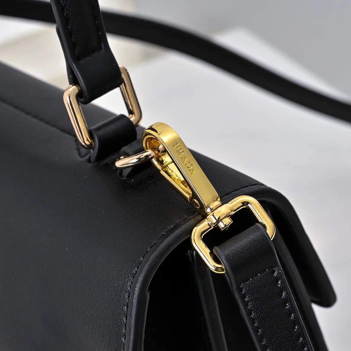 💰480￥✨New product launch✨2025 PRADA new series of Soft Sound handbags in early spring imported plain cowhide. Carefully crafted from imported cowhide. Accordion-style double compartment design with new logo and logo lock snap closure. Interpretation of unique and interesting style. The overall style of the bag is punk, cool and practical. Fashion and retro style are combined. The inner compartment capacity is also great. A new fashion trend-setter that combines retro fashion and practicality😘 Size: 28-16-10cm Material: Plain cowhide Style number: 7042