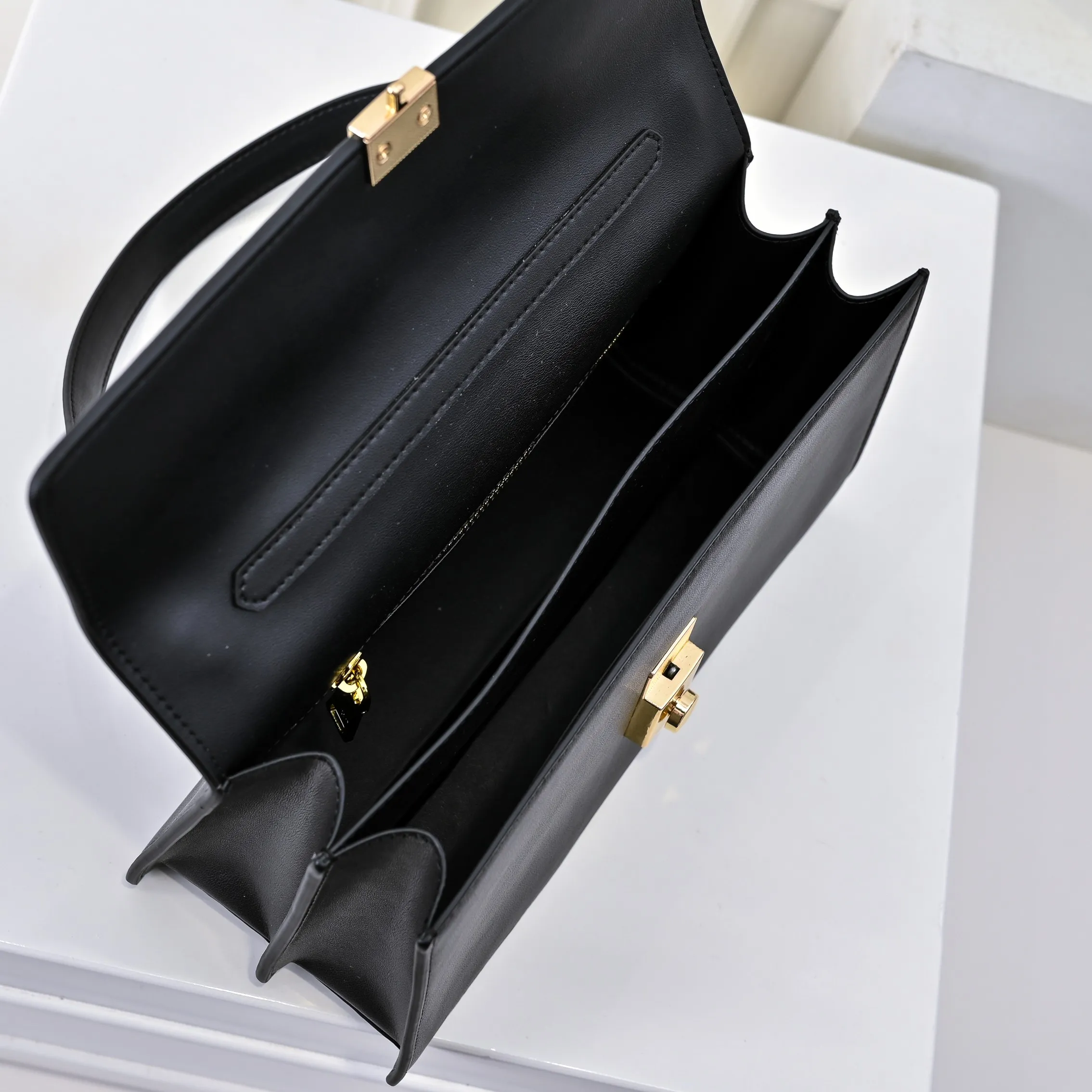 💰480￥✨New product launch✨2025 PRADA new series of Soft Sound handbags in early spring imported plain cowhide. Carefully crafted from imported cowhide. Accordion-style double compartment design with new logo and logo lock snap closure. Interpretation of unique and interesting style. The overall style of the bag is punk, cool and practical. Fashion and retro style are combined. The inner compartment capacity is also great. A new fashion trend-setter that combines retro fashion and practicality😘 Size: 28-16-10cm Material: Plain cowhide Style number: 7042