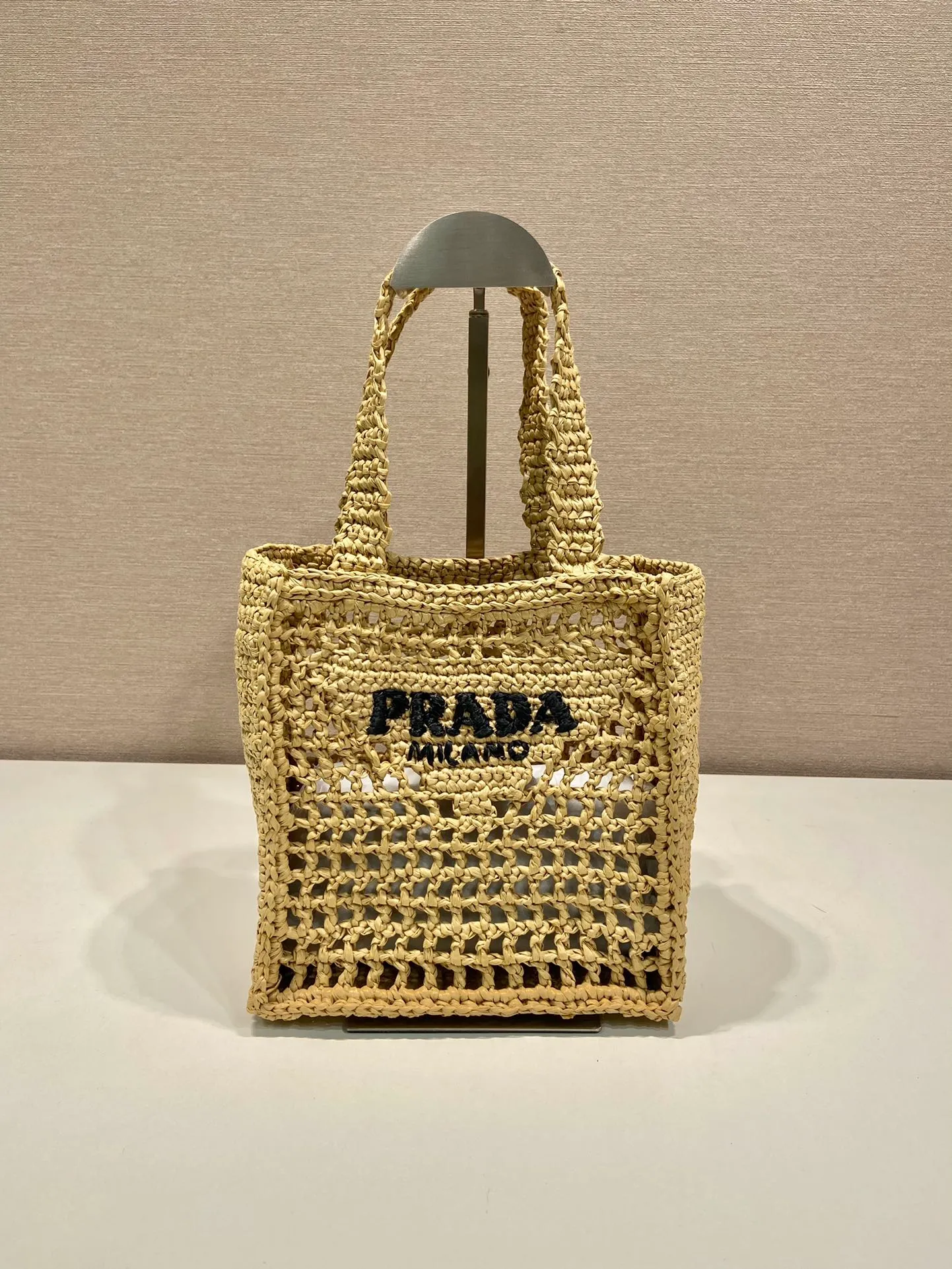 💰1060🎉Raffia Tote Bag🎉1BG444 Small🎉🎉 This soft deconstructed tote bag is made of raffia fiber material. The light and natural material expresses the summer mood. The iconic house triangle logo is reinterpreted and decorates the front of the bag, with an embroidered lettering logo in the center to evoke the brand's style. So beautiful🎉A must-have for summer, hurry up and get it🎉🎉 Length 26x Height 22x Bottom 11cm👏👏👏🎉🎉🎉
