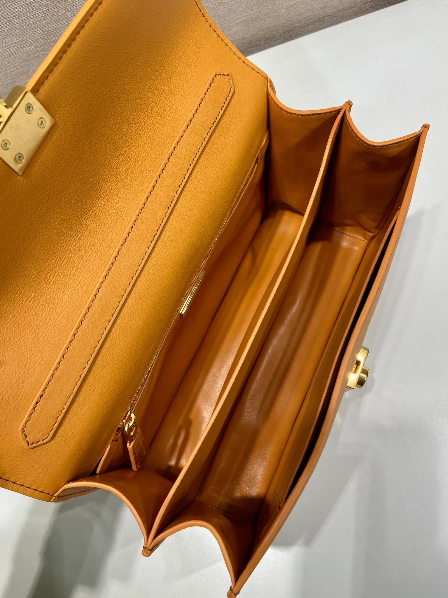 💰1560🎉New catwalk model🎉1BN023 calfskin🎉🎉 This new Soft Sound handbag is made of imported calfskin and soft sheepskin interior. It has ample space, is chic and versatile. Equipped with a detachable long shoulder strap and two compartments, it can be carried by hand or on the shoulder. 😘Shows diverse and fashionable styles. The upper body effect is so classy, ​​I love it😘, it’s another popular model for internet celebrities, babies, hurry up and get it🎉🎉 Length 28x Height 16x Bottom 10cm🎉🎉🎉👏👏👏