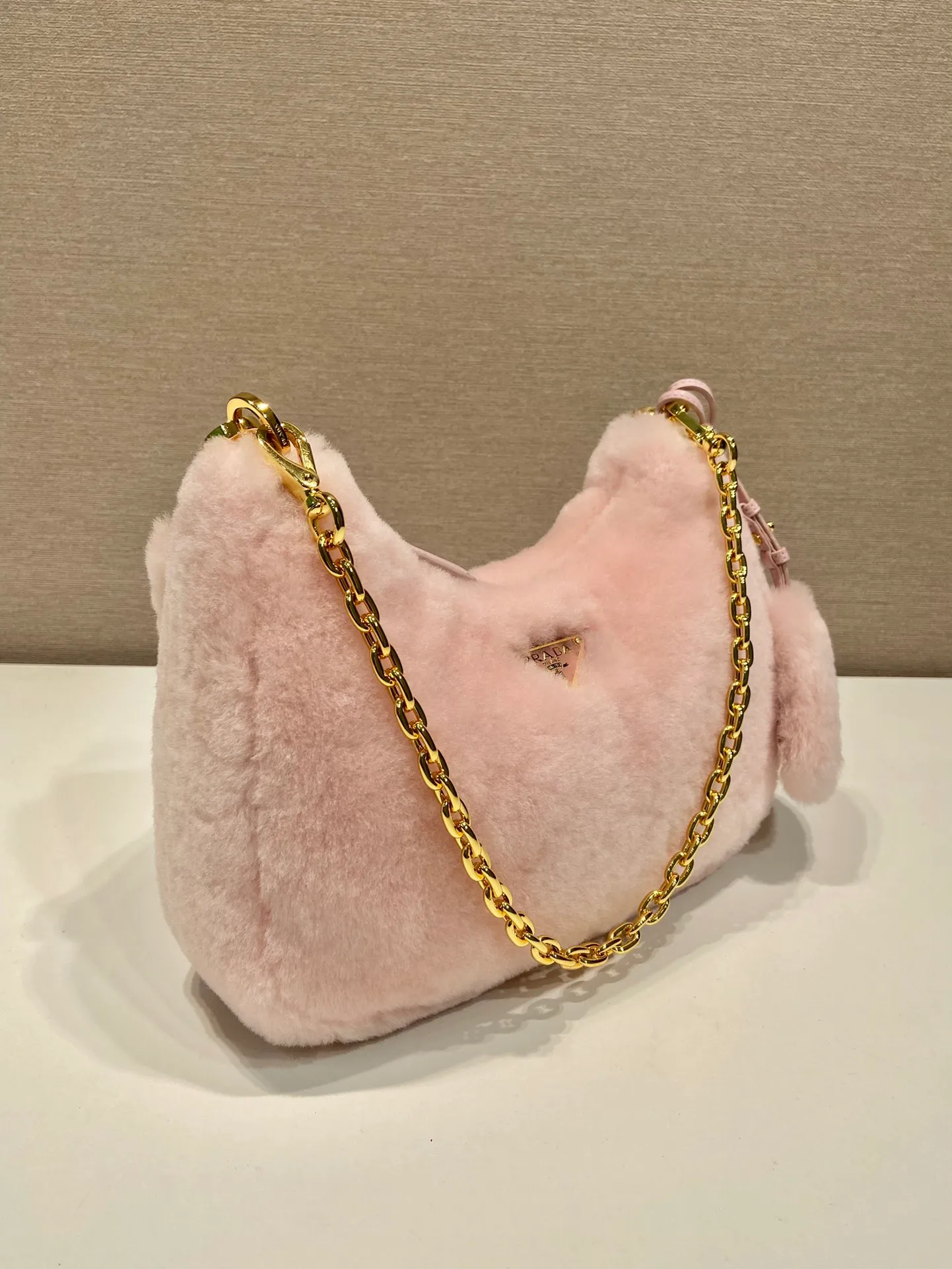 💰1520🎉Hobo fur bag🎉1BC204 new goat hair🎉🎉 This Hobo fur bag is made of imported goats and is equipped with a detachable fur shoulder strap and chain. It adds a touch of sexiness under the armpit bag and is also equipped with a detachable long shoulder strap. Babies who like sportsexy can carry it cross-body and continue to create a concave shape easily. It is highly functional. What I love most is that there is a small pendant hanging on the shoulder strap. So beautiful🎉🎉 A must-have in winter, I love it for babies. Get it now. Length 23x Height 17x Bottom 8cm🎉🎉🎉
