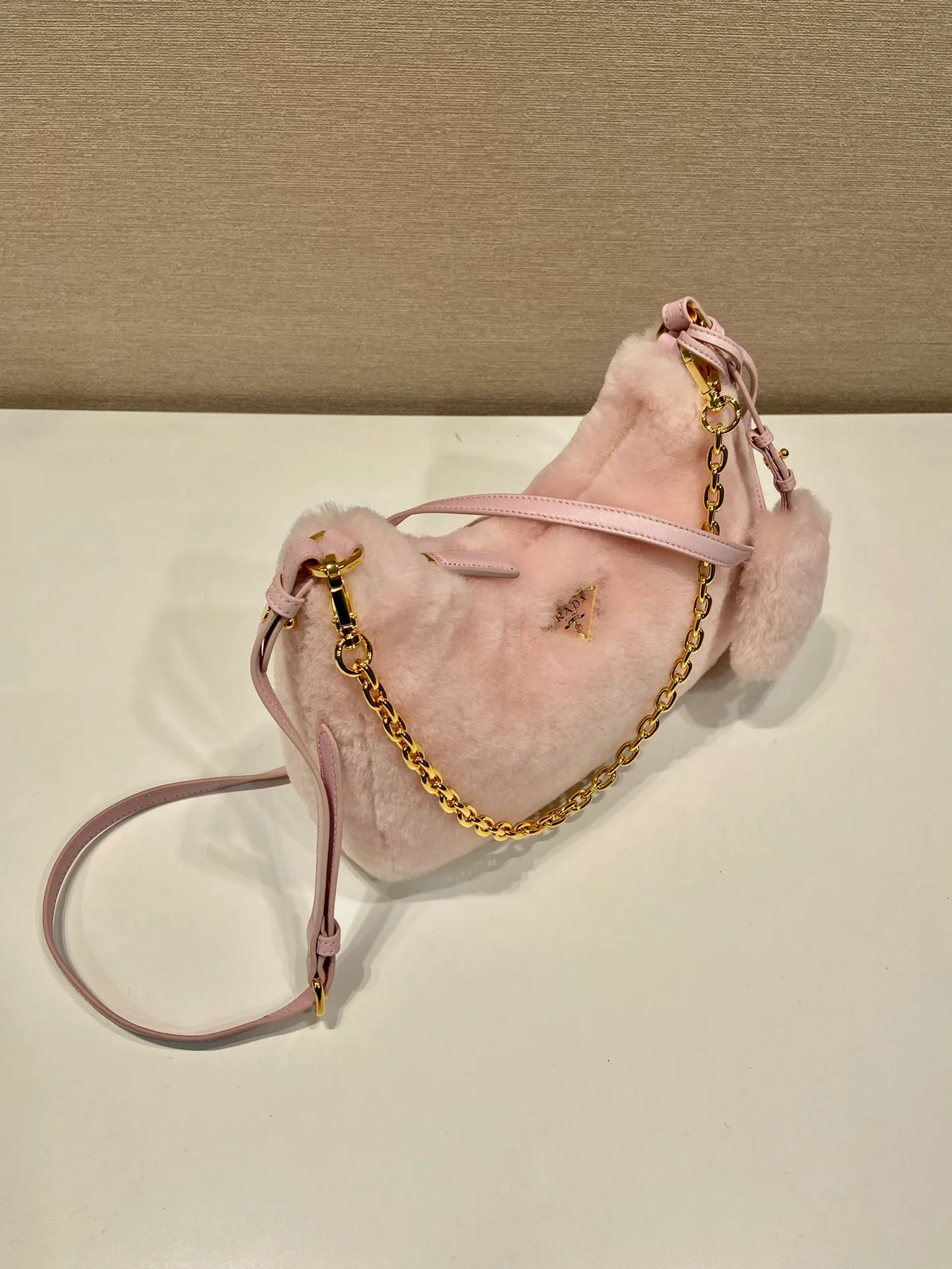 💰1520🎉Hobo fur bag🎉1BC204 new goat hair🎉🎉 This Hobo fur bag is made of imported goats and is equipped with a detachable fur shoulder strap and chain. It adds a touch of sexiness under the armpit bag and is also equipped with a detachable long shoulder strap. Babies who like sportsexy can carry it cross-body and continue to create a concave shape easily. It is highly functional. What I love most is that there is a small pendant hanging on the shoulder strap. So beautiful🎉🎉 A must-have in winter, I love it for babies. Get it now. Length 23x Height 17x Bottom 8cm🎉🎉🎉