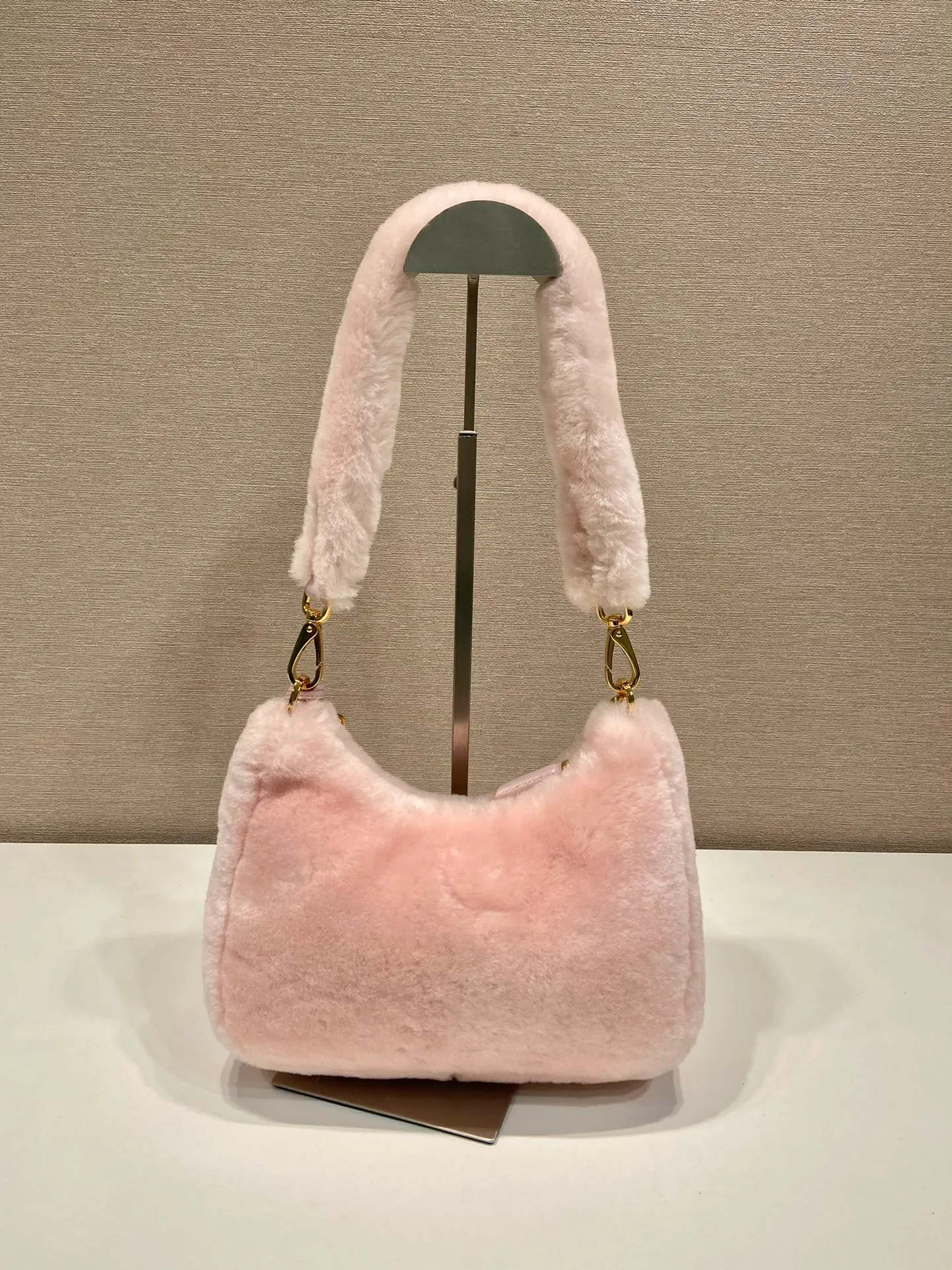 💰1520🎉Hobo fur bag🎉1BC204 new goat hair🎉🎉 This Hobo fur bag is made of imported goats and is equipped with a detachable fur shoulder strap and chain. It adds a touch of sexiness under the armpit bag and is also equipped with a detachable long shoulder strap. Babies who like sportsexy can carry it cross-body and continue to create a concave shape easily. It is highly functional. What I love most is that there is a small pendant hanging on the shoulder strap. So beautiful🎉🎉 A must-have in winter, I love it for babies. Get it now. Length 23x Height 17x Bottom 8cm🎉🎉🎉