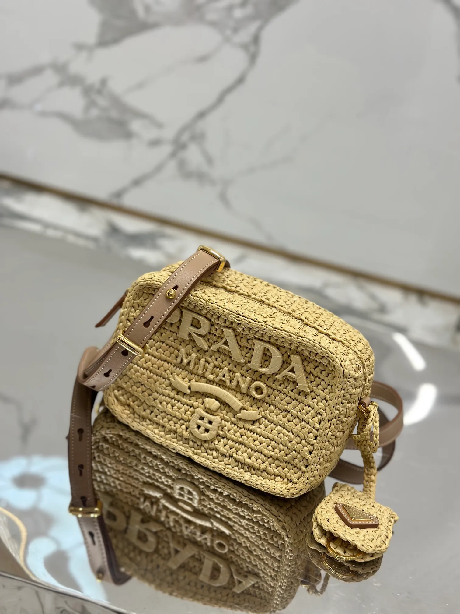 💰1640💨 Straw Camera 📷 Bag A ray of light in summer, the entire bag is handmade with top-grade raffia, the logo is handmade, equipped with an adjustable long shoulder strap, and triangular logo hardware on the back! Style number: 1BH196 Size: length 20x height 13x bottom 7cm