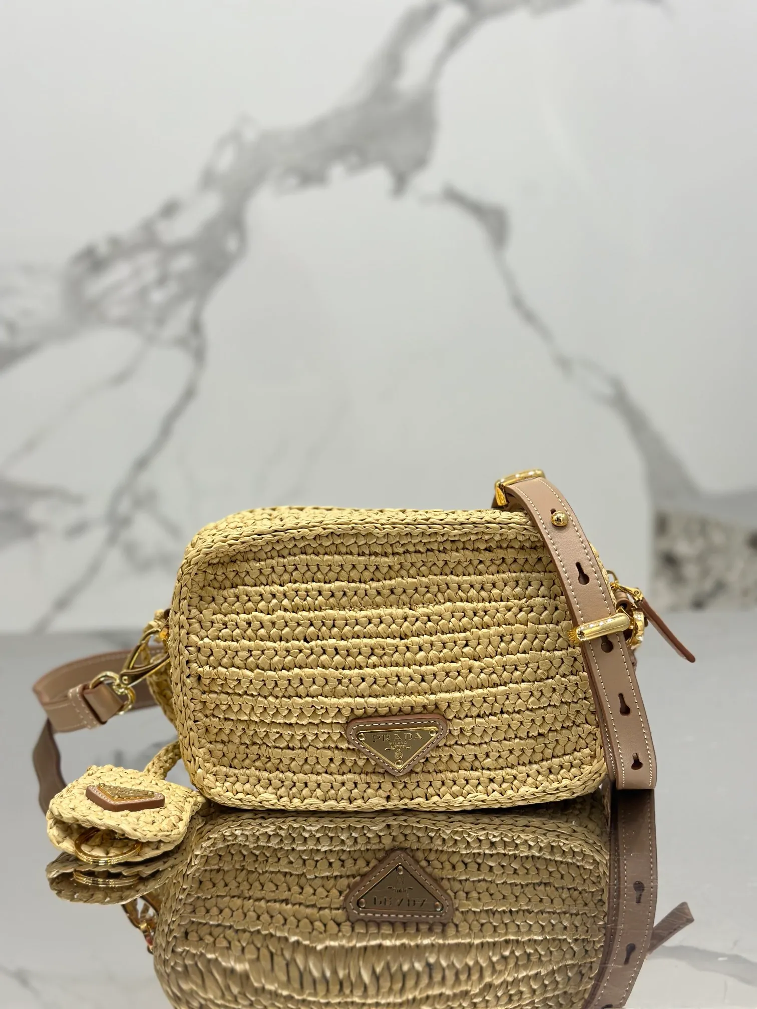💰1640💨 Straw Camera 📷 Bag A ray of light in summer, the entire bag is handmade with top-grade raffia, the logo is handmade, equipped with an adjustable long shoulder strap, and triangular logo hardware on the back! Style number: 1BH196 Size: length 20x height 13x bottom 7cm