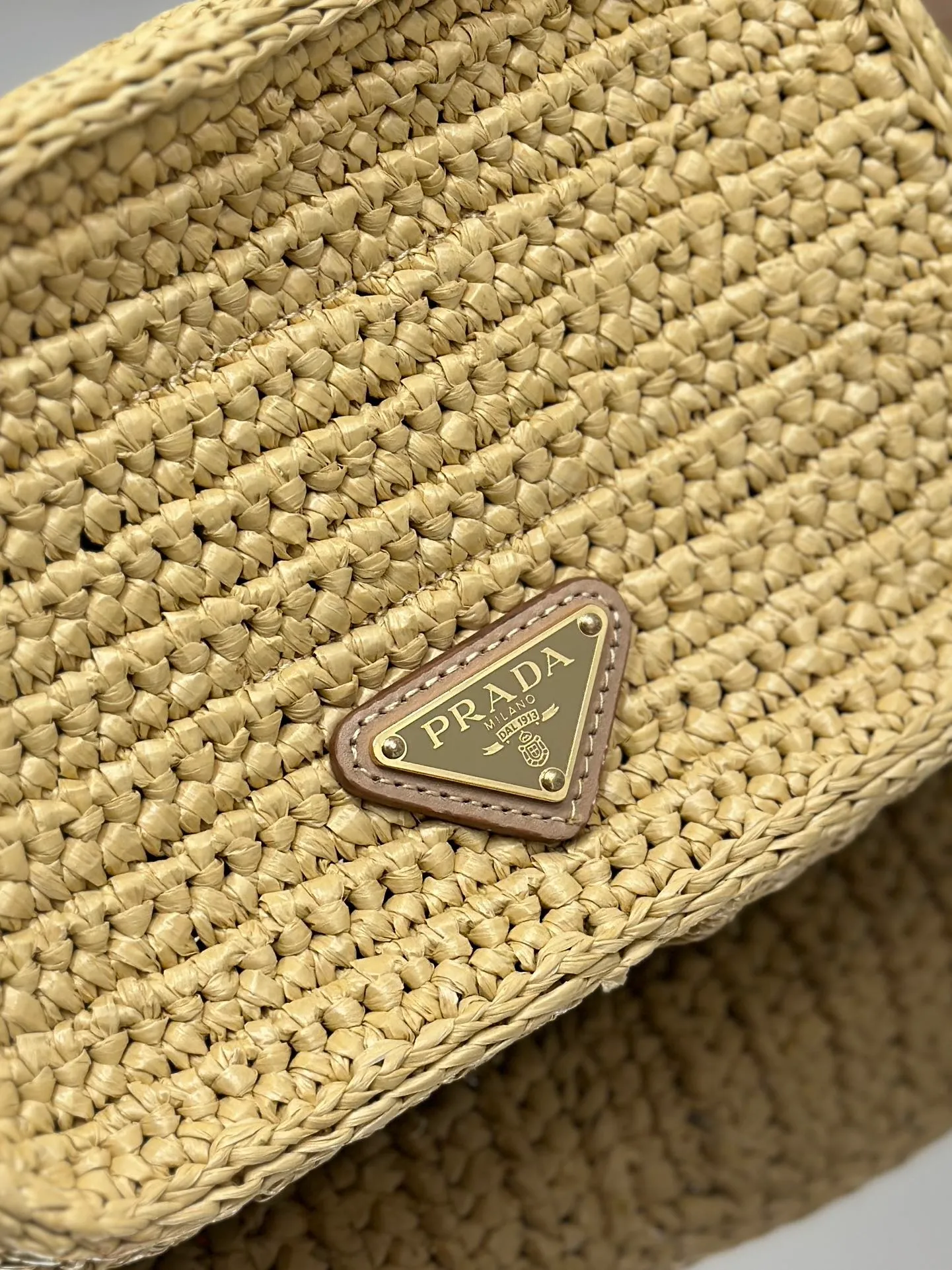 💰1640💨 Straw Camera 📷 Bag A ray of light in summer, the entire bag is handmade with top-grade raffia, the logo is handmade, equipped with an adjustable long shoulder strap, and triangular logo hardware on the back! Style number: 1BH196 Size: length 20x height 13x bottom 7cm