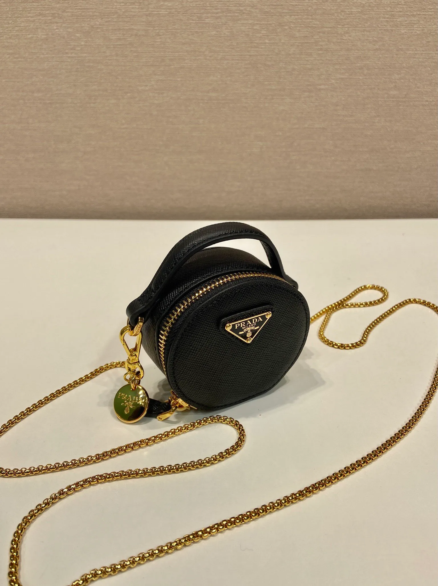 💰960🎉Cross Pattern Small Round Bag🎉1NR023🎉🎉 This round mini bag shows a modern and exquisite silhouette. It is made of cross-grain cowhide, decorated with sparkling metal hardware, and matched with an elegant detachable chain shoulder strap. It is so cute😍The upper body effect is very eye-catching, cute and cool, don’t you be tempted😗😗, beauties, hurry up and get it, it’s so beautiful and cute😋😋 Length 8x height 8x base 3.5cm🎉🎉🎉👏👏👏