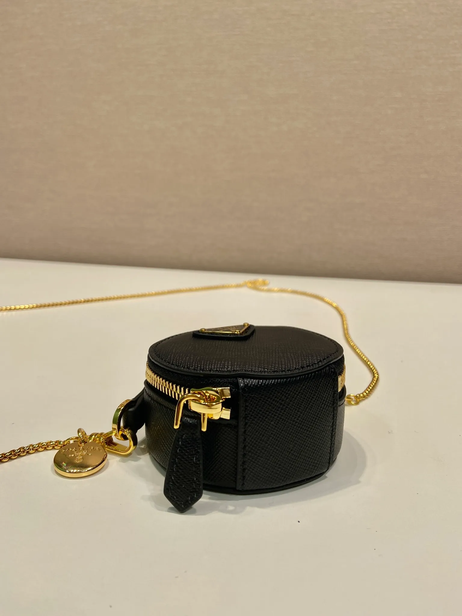 💰960🎉Cross Pattern Small Round Bag🎉1NR023🎉🎉 This round mini bag shows a modern and exquisite silhouette. It is made of cross-grain cowhide, decorated with sparkling metal hardware, and matched with an elegant detachable chain shoulder strap. It is so cute😍The upper body effect is very eye-catching, cute and cool, don’t you be tempted😗😗, beauties, hurry up and get it, it’s so beautiful and cute😋😋 Length 8x height 8x base 3.5cm🎉🎉🎉👏👏👏