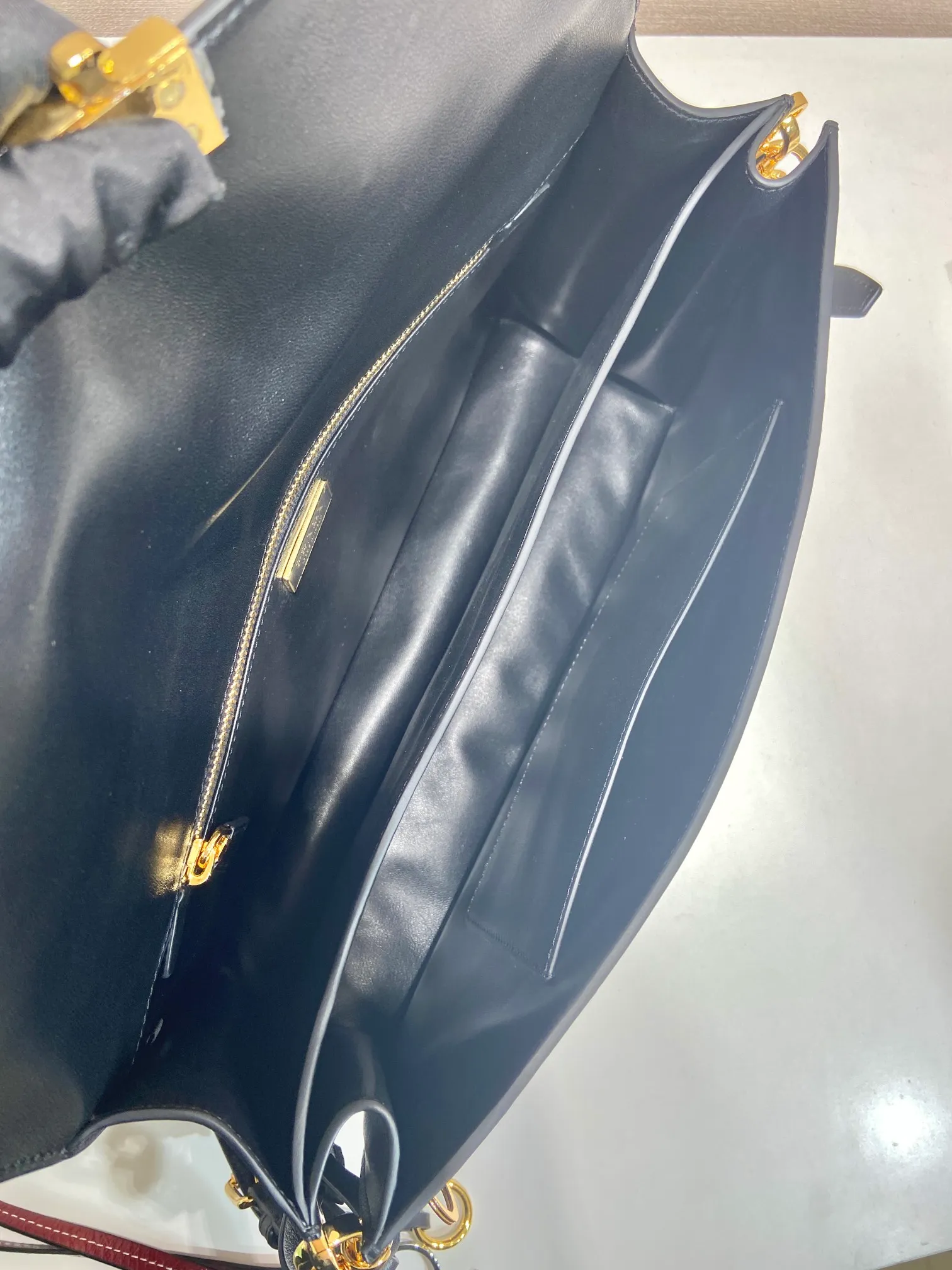 💰1900🎉Punk Style🎉1BD378 Large🎉🎉 This new Soft Sound handbag is made of soft leather inside/outside, with ample space, chic and versatile. One-shoulder style with two compartments and gold-tone hardware. What I love the most is the detachable pendant as the finishing touch😘to show the diverse and fashionable style. The upper body effect is so classy, ​​I love it😘, it’s another popular model for internet celebrities, babies, hurry up and get it🎉🎉 Length 35x Height 19.5x Bottom 10.5cm🎉🎉🎉👏👏👏