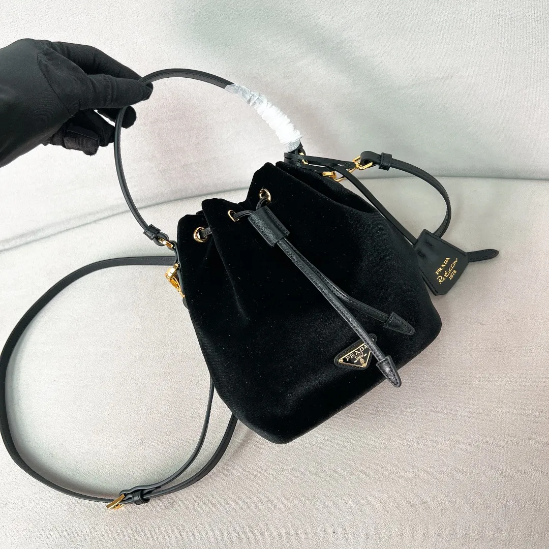 💰960✨New product debut✨2024 new velvet bucket bag Re-Edition1978 1BE067 Imported velvet fabric with imported calfskin Golden triangle logo Drawstring buckle design You can adjust the space at will Lightweight can be loaded and easy to match The randomness of different carrying methods and the ease of putting it anywhere Transform into a stylish lady in seconds🤩 Size：19.5/15.5/10