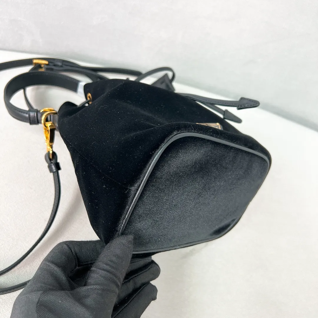 💰960✨New product debut✨2024 new velvet bucket bag Re-Edition1978 1BE067 Imported velvet fabric with imported calfskin Golden triangle logo Drawstring buckle design You can adjust the space at will Lightweight can be loaded and easy to match The randomness of different carrying methods and the ease of putting it anywhere Transform into a stylish lady in seconds🤩 Size：19.5/15.5/10
