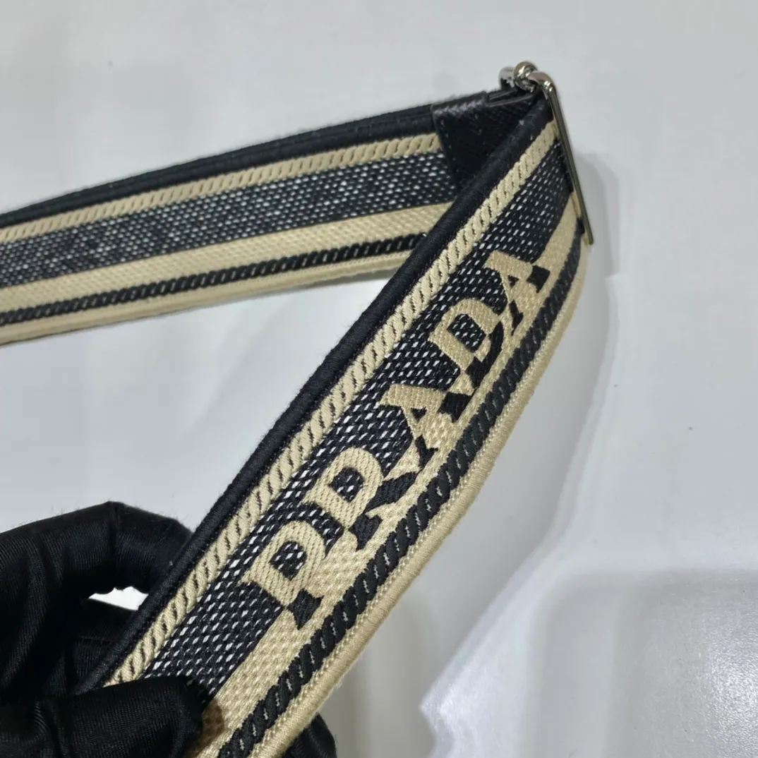 💰1520🎉Embroidered webbing triangle bag🎉2VH155🎉🎉 This triangle bag captures the symbolic geometric shape of the P family. It is made of the brand's iconic Saffiano leather, showing unique cross-parallel features and a large embossed triangle logo. My favorite is this webbing embroidered shoulder strap😘It can be detached to match other bags. The capacity is very large and the feel must be soft👏👏Universal model for men and women🎉🎉, perfect, hurry up and get it🎉🎉 Length 28x Height 18x ​​Bottom 11cm🎉🎉🎉👏👏👏