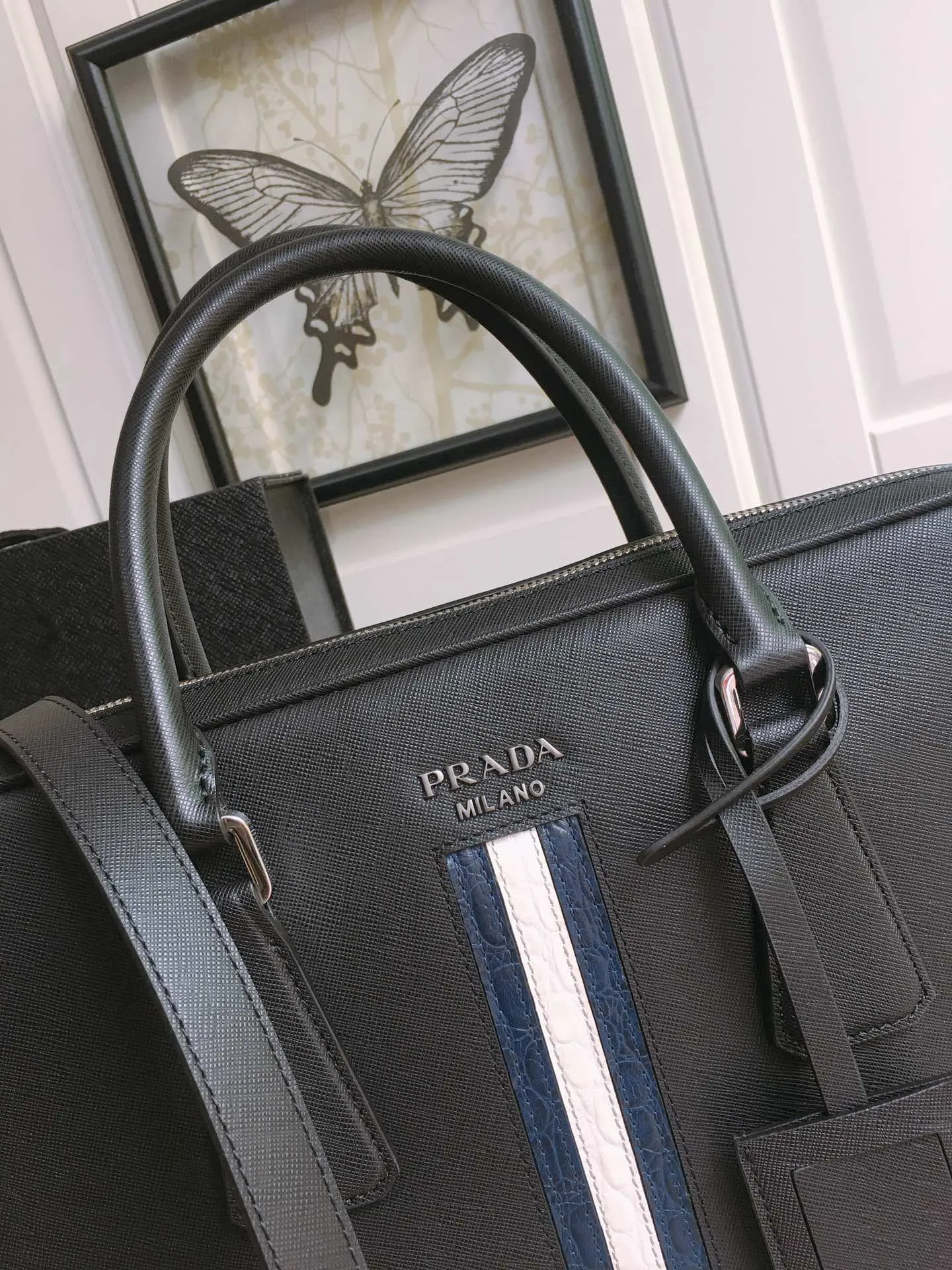 2VE368G, the original item🤙🤙 is made of imported cross-grain cowhide with crocodile leather inlay in the middle, which looks extra classy [strong][strong][strong], top-grade brushed hardware, single sandwich design, one side bag/one zipper bag/two mobile phone pockets, lightweight and practical, the best for men😘, 175 OEM code, length 36X height 28x㡳4cm, 💰2100