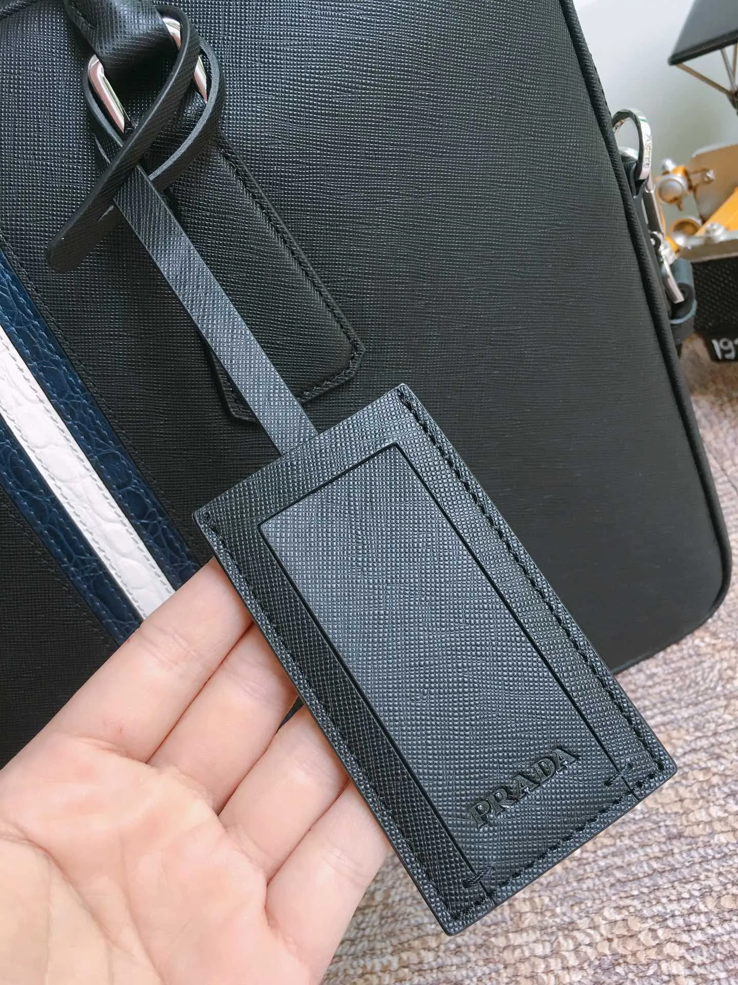 2VE368G, the original item🤙🤙 is made of imported cross-grain cowhide with crocodile leather inlay in the middle, which looks extra classy [strong][strong][strong], top-grade brushed hardware, single sandwich design, one side bag/one zipper bag/two mobile phone pockets, lightweight and practical, the best for men😘, 175 OEM code, length 36X height 28x㡳4cm, 💰2100
