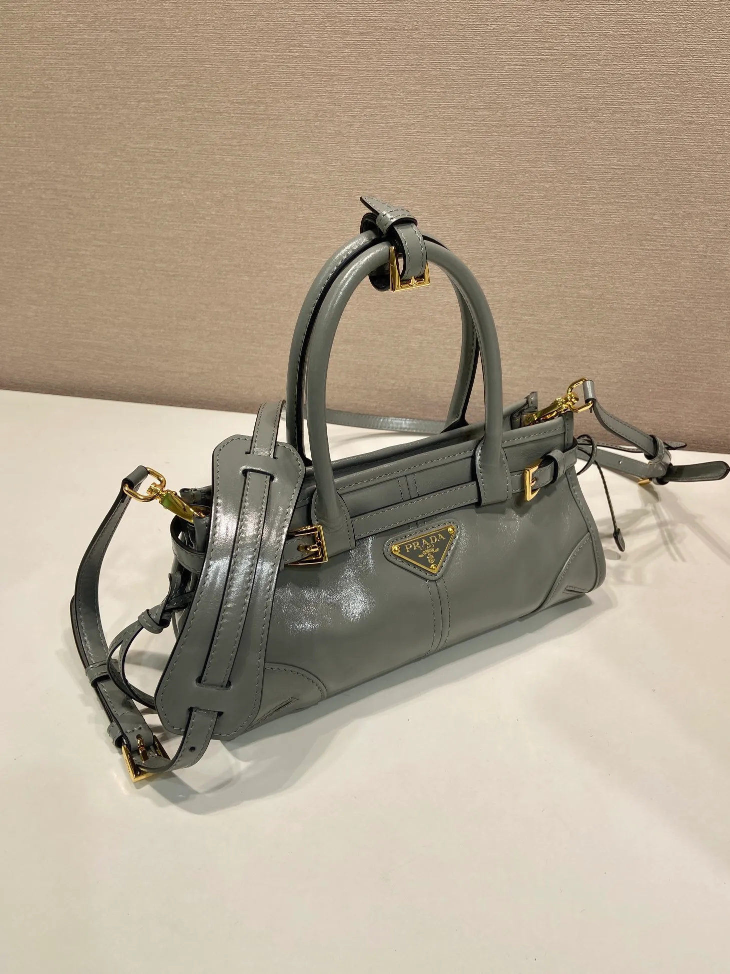 💰1500🎉Softlux oil wax skin🎉1BA486 mini size🎉🎉 This mini hand-held crossbody bag is made of imported waxed leather. The shiny color exudes a classic atmosphere. It is equipped with a detachable and adjustable long shoulder strap. It can be worn cross-body, hand-held or shoulder strap to meet all carrying methods. It has a very large capacity and is easy to use. It is definitely a must-have for fashionistas. It is small in size and is really cute. Hurry up and take this retro style handbag home! Length 23.5 Height 12x Bottom 9cm🎉🎉🎉👏👏👏