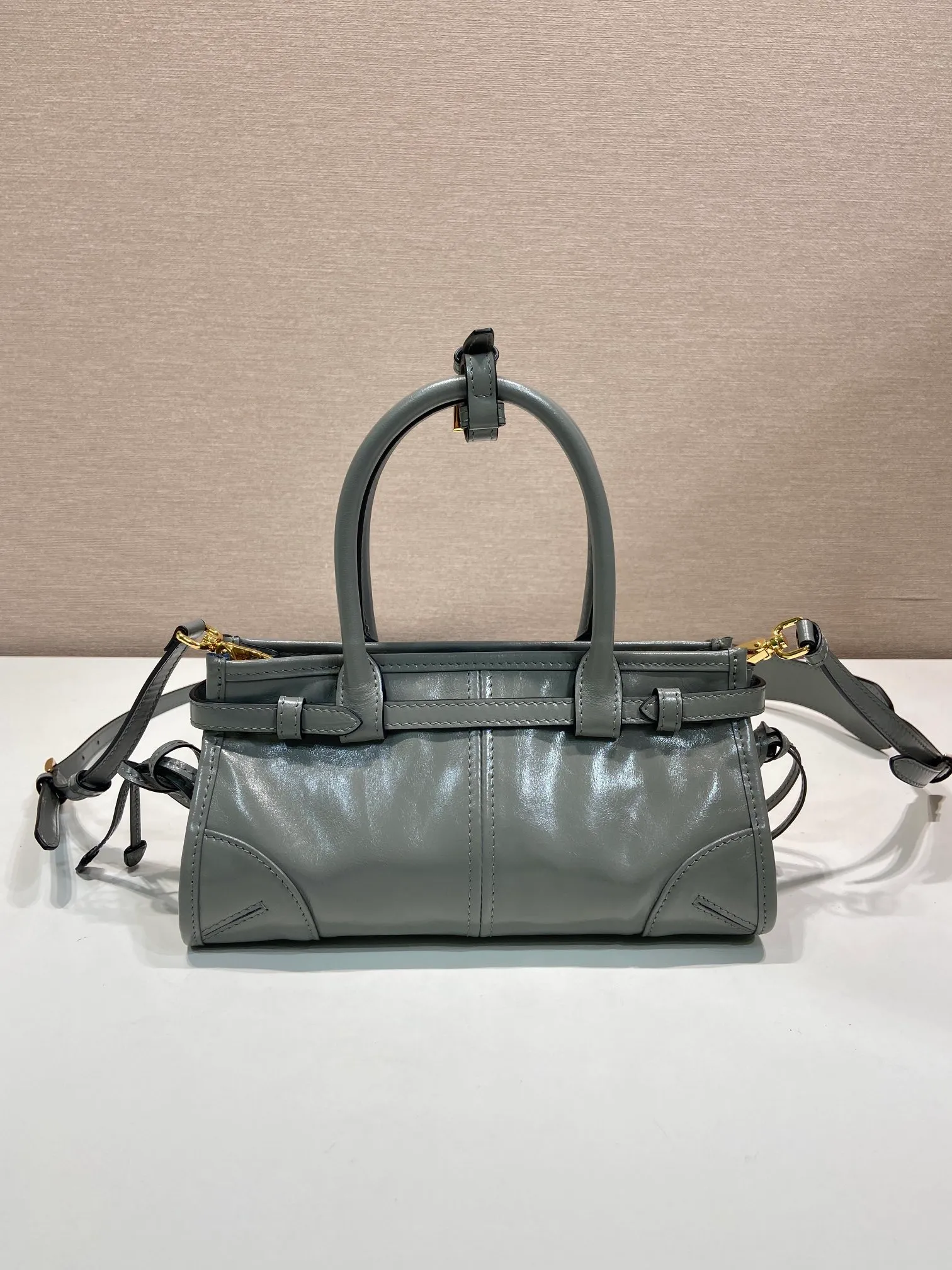 💰1500🎉Softlux oil wax skin🎉1BA486 mini size🎉🎉 This mini hand-held crossbody bag is made of imported waxed leather. The shiny color exudes a classic atmosphere. It is equipped with a detachable and adjustable long shoulder strap. It can be worn cross-body, hand-held or shoulder strap to meet all carrying methods. It has a very large capacity and is easy to use. It is definitely a must-have for fashionistas. It is small in size and is really cute. Hurry up and take this retro style handbag home! Length 23.5 Height 12x Bottom 9cm🎉🎉🎉👏👏👏