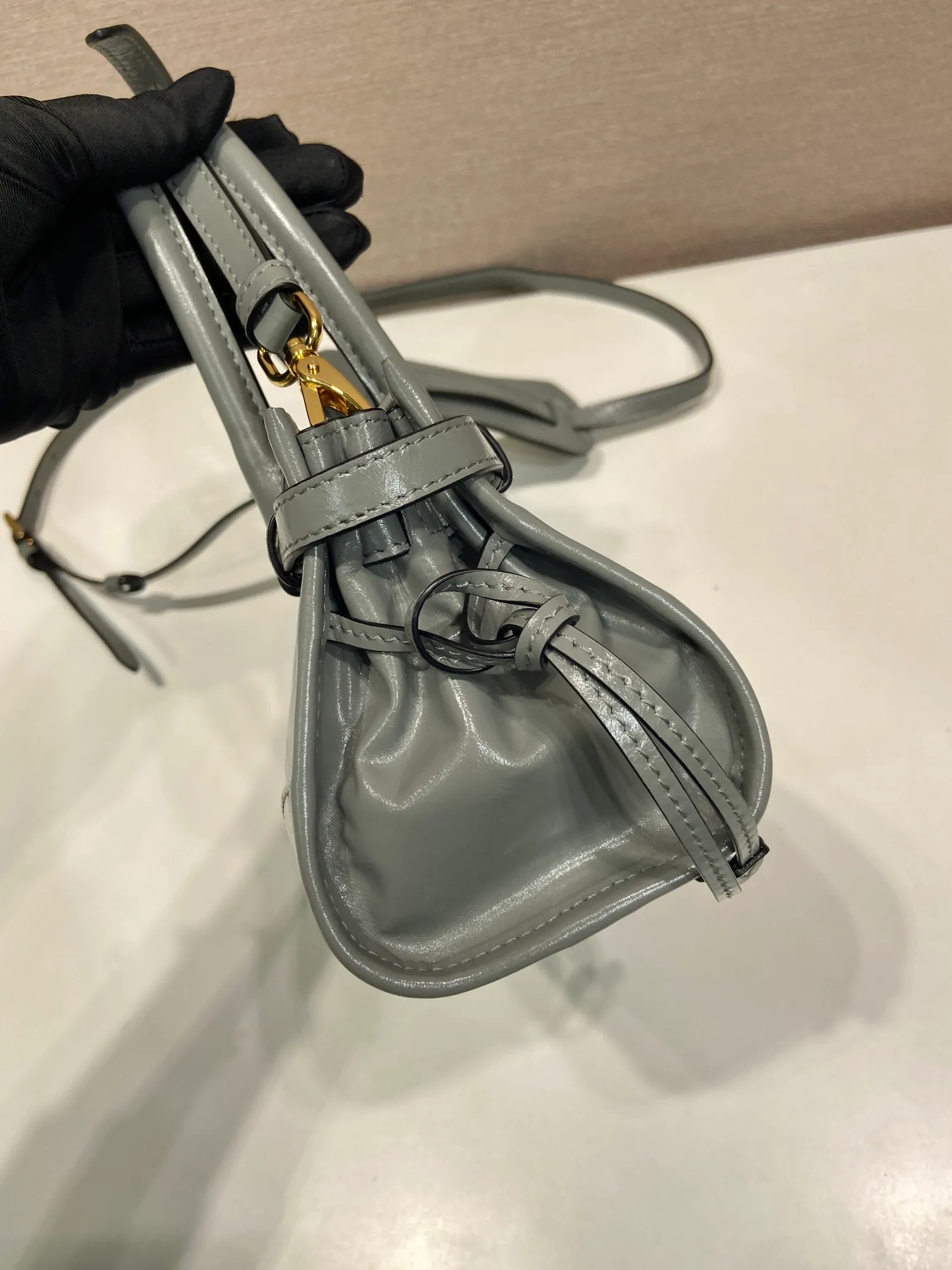 💰1500🎉Softlux oil wax skin🎉1BA486 mini size🎉🎉 This mini hand-held crossbody bag is made of imported waxed leather. The shiny color exudes a classic atmosphere. It is equipped with a detachable and adjustable long shoulder strap. It can be worn cross-body, hand-held or shoulder strap to meet all carrying methods. It has a very large capacity and is easy to use. It is definitely a must-have for fashionistas. It is small in size and is really cute. Hurry up and take this retro style handbag home! Length 23.5 Height 12x Bottom 9cm🎉🎉🎉👏👏👏