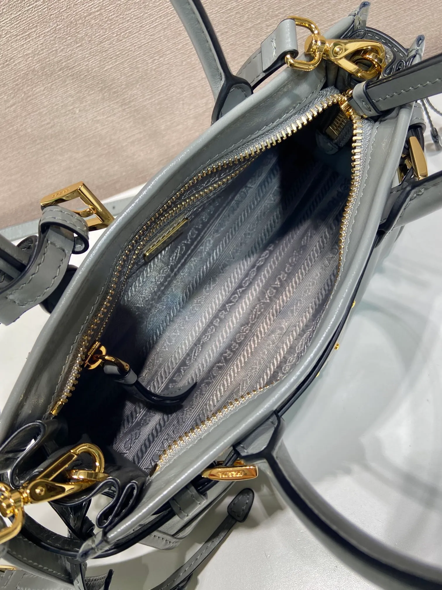 💰1500🎉Softlux oil wax skin🎉1BA486 mini size🎉🎉 This mini hand-held crossbody bag is made of imported waxed leather. The shiny color exudes a classic atmosphere. It is equipped with a detachable and adjustable long shoulder strap. It can be worn cross-body, hand-held or shoulder strap to meet all carrying methods. It has a very large capacity and is easy to use. It is definitely a must-have for fashionistas. It is small in size and is really cute. Hurry up and take this retro style handbag home! Length 23.5 Height 12x Bottom 9cm🎉🎉🎉👏👏👏