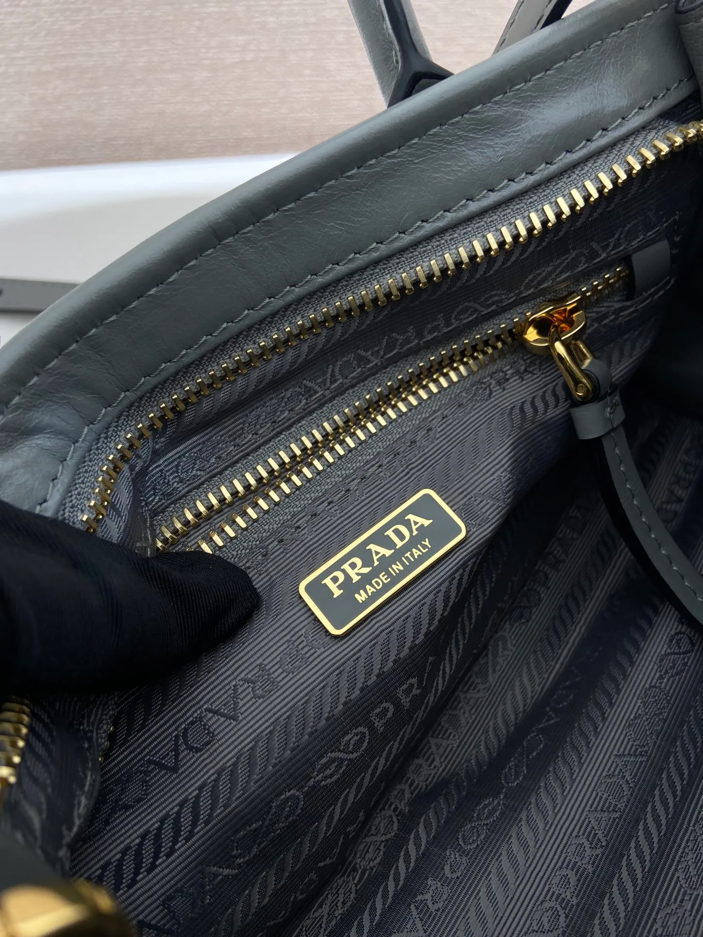 💰1500🎉Softlux oil wax skin🎉1BA486 mini size🎉🎉 This mini hand-held crossbody bag is made of imported waxed leather. The shiny color exudes a classic atmosphere. It is equipped with a detachable and adjustable long shoulder strap. It can be worn cross-body, hand-held or shoulder strap to meet all carrying methods. It has a very large capacity and is easy to use. It is definitely a must-have for fashionistas. It is small in size and is really cute. Hurry up and take this retro style handbag home! Length 23.5 Height 12x Bottom 9cm🎉🎉🎉👏👏👏