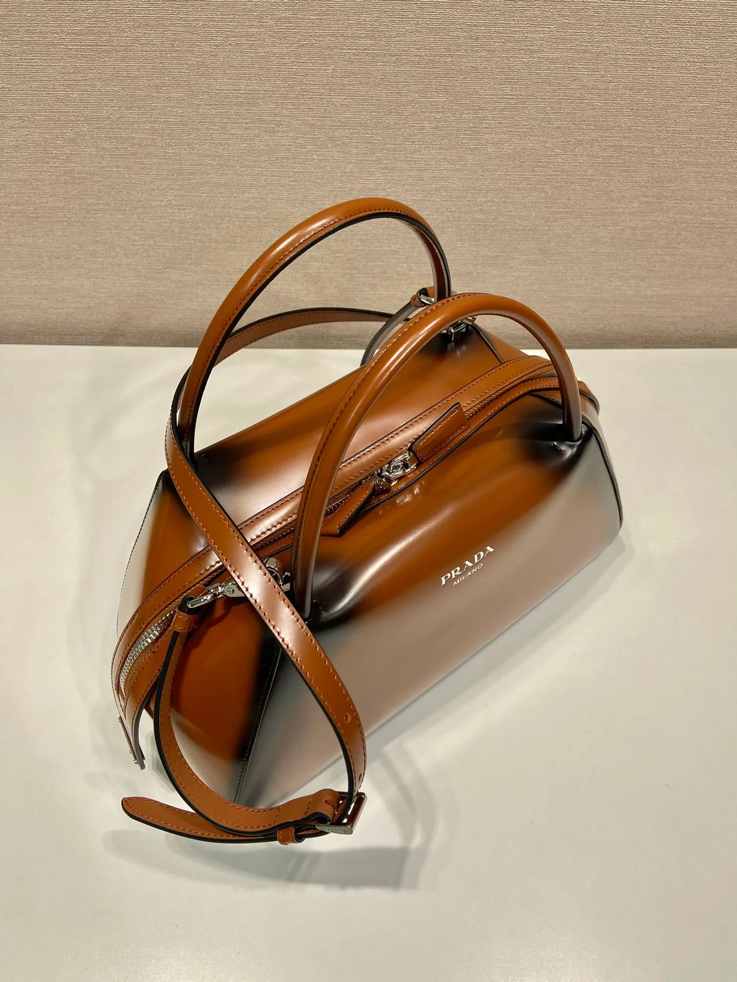 💰1800👏Gradient bowling ball👏1BA365 new medium gradient color🎉 This handbag with exquisite lines will be unveiled at the 2022 autumn and winter fashion show. Equipped with a detachable and adjustable long shoulder strap that can be carried by hand/cross-body. The elegant silhouette features a hand-painted finish that accentuates geometric lines and three-dimensional effects. Casual and stylish. Large capacity space. Everything you need for daily use can be accommodated! Babies. Hurry up and get it🎉🎉, length 31cm high 16x bottom 13.5cm🎉🎉🎉👏👏👏 👏